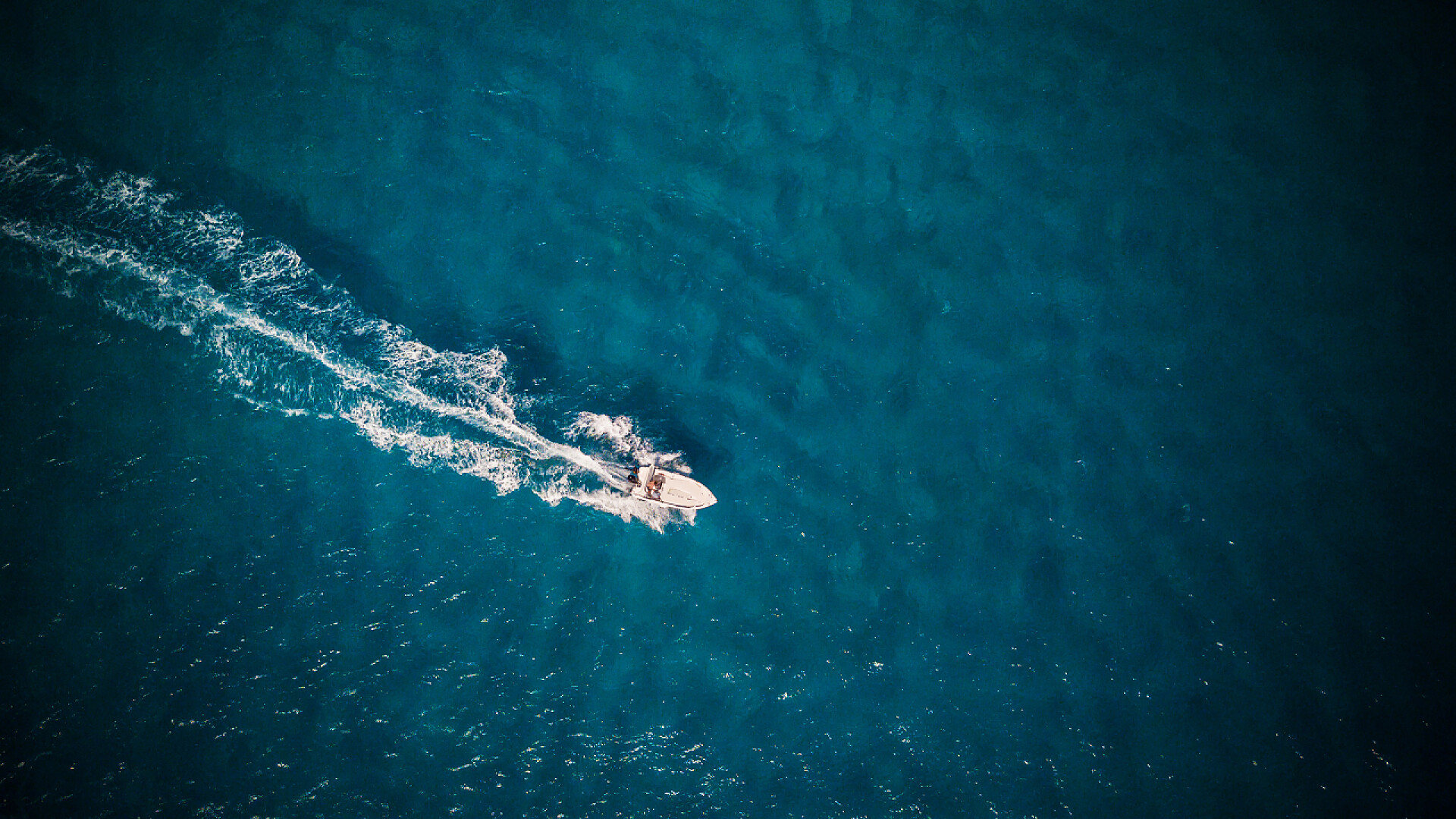 在大海上航行的船航拍快艇在运动的景象.水运和夏季休闲活动.