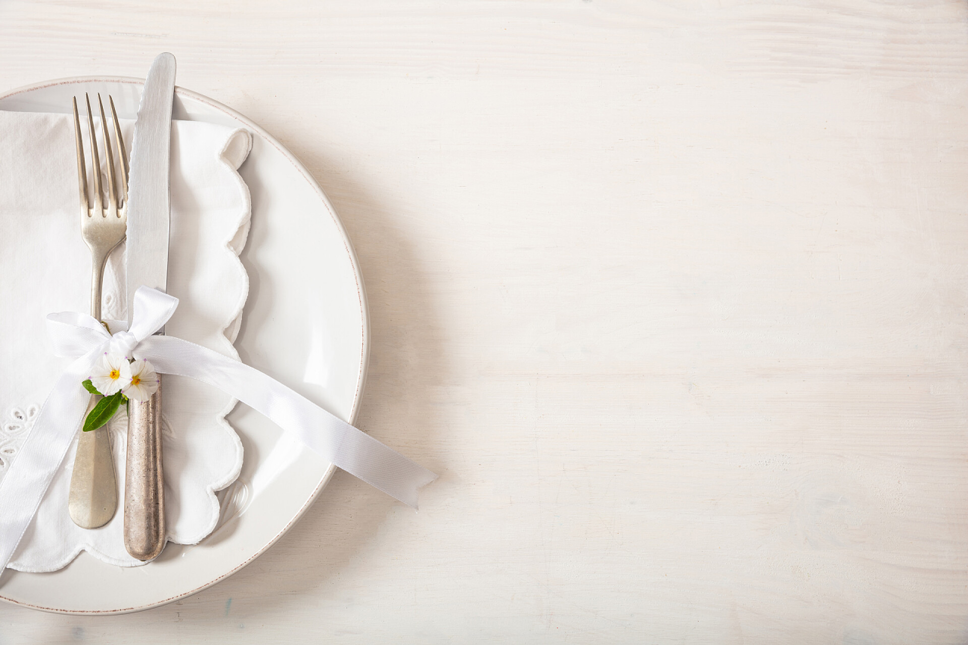 木制桌子上的餐盘和餐具假日晚餐。桌位设置与空的板材, 银色叉子和刀子, 拷贝空间