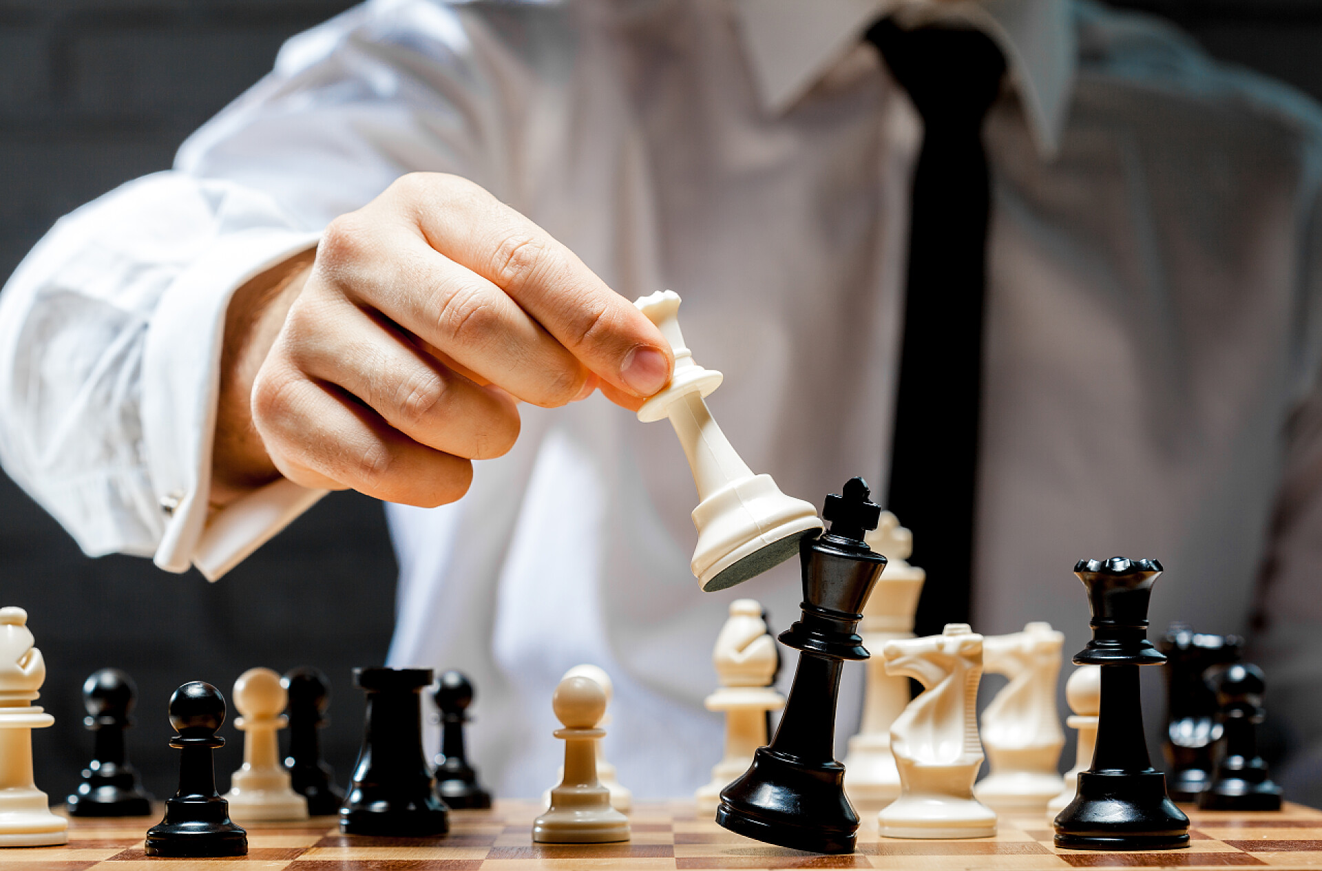 一个男人的手在下棋商人下棋的手