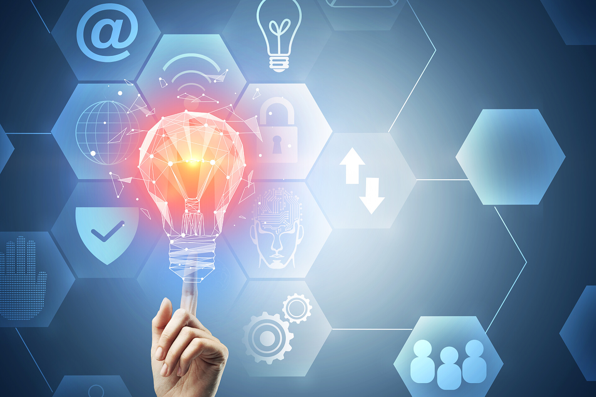 蓝色背景下的一个灯泡手指向创造性的多边形灯接口。未来和创新的理念。3d 渲染 