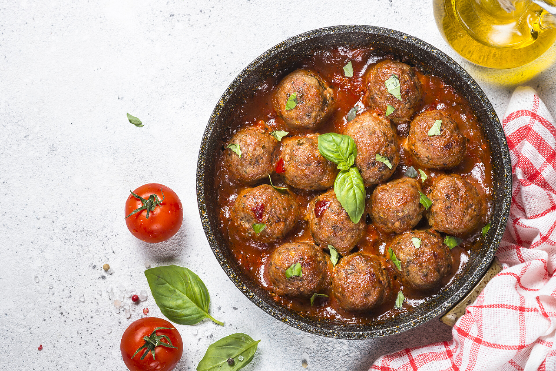 白色桌子上的红烧狮子头白桌番茄酱肉丸.