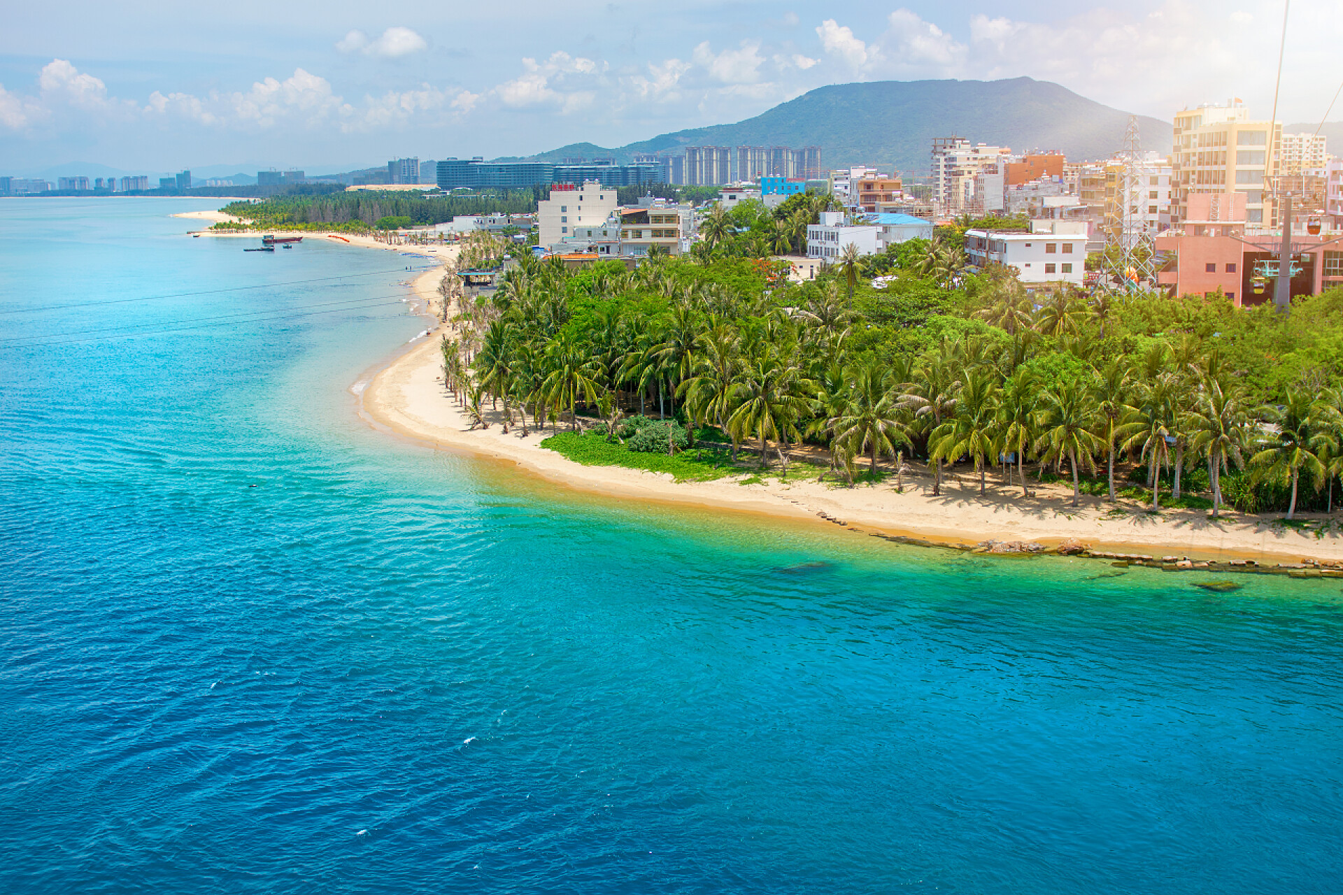 蓝色的大海和城镇美丽的景色的泻湖与白色的沙子和棕榈树, 绿松石海。从顶部查看.