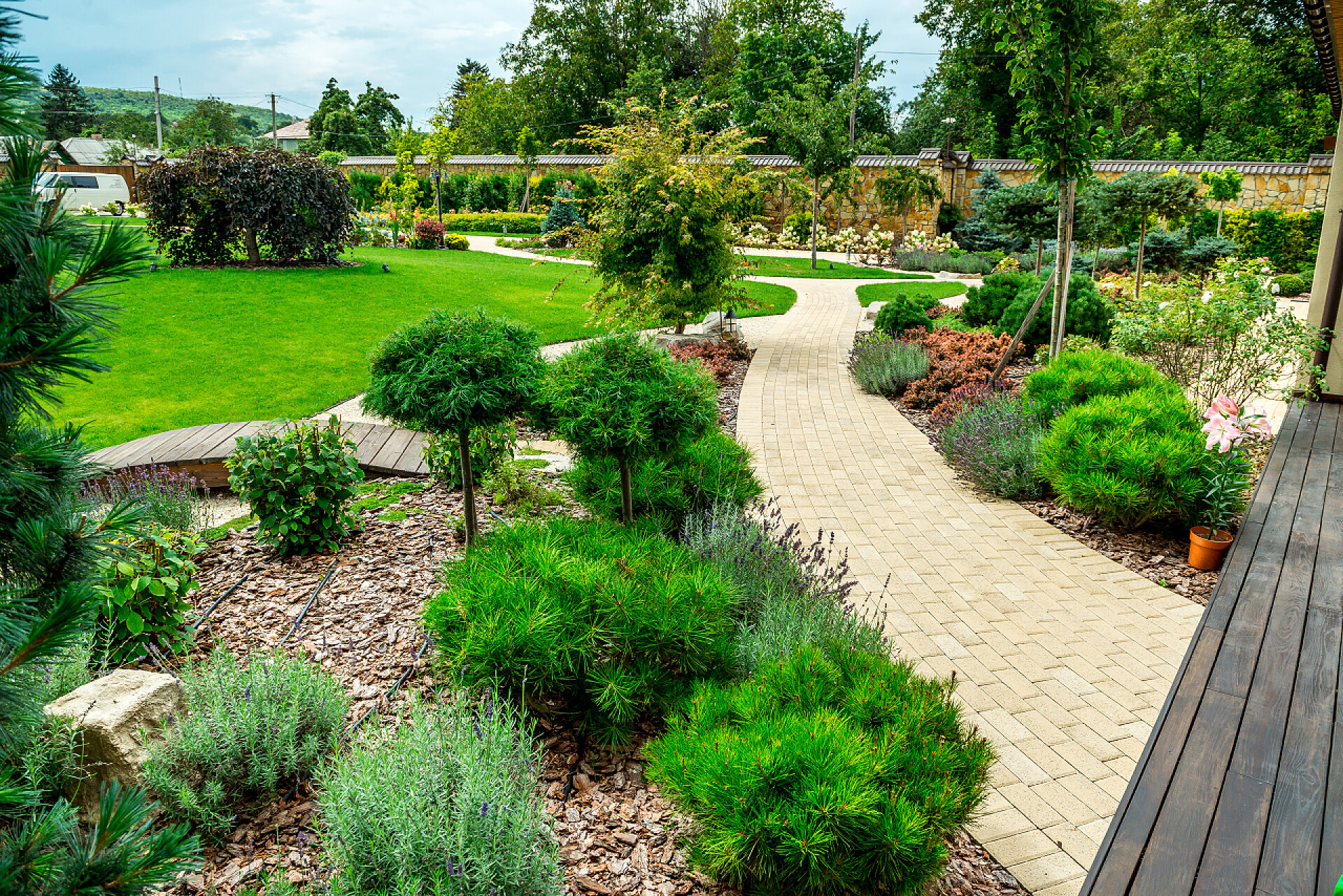 在别墅里的花园房子后面有一个漂亮后院的乡间别墅, 景观设计