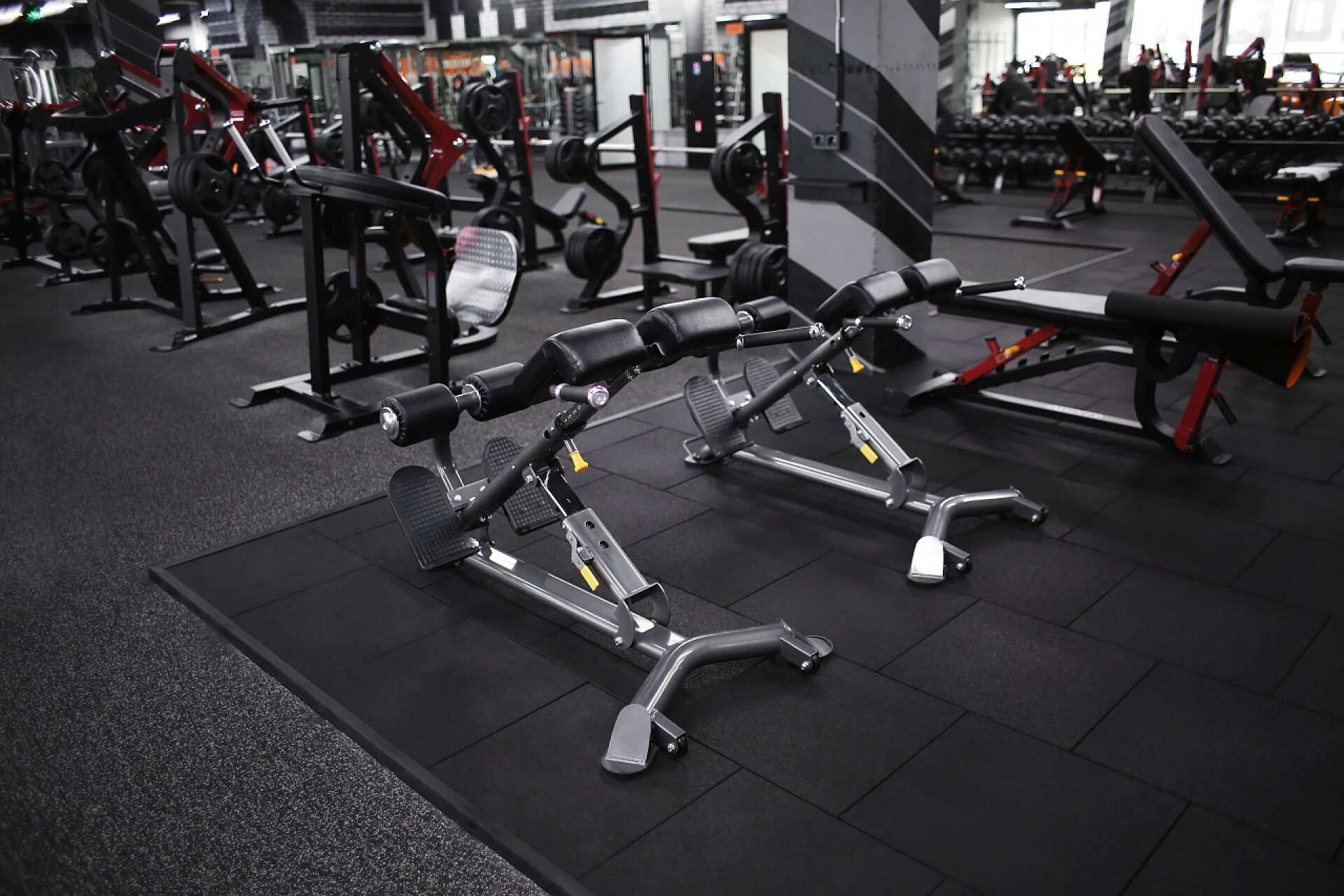 黑色为主题的健身房新体育馆室内现代设备