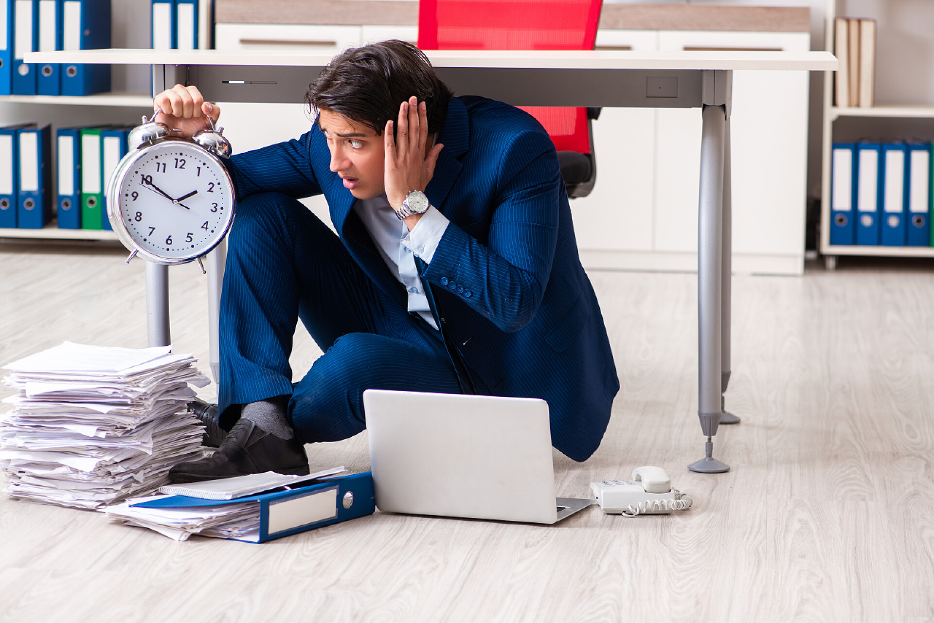 在办公室内等待着下班的男人疲惫不堪的商人在办公室加班