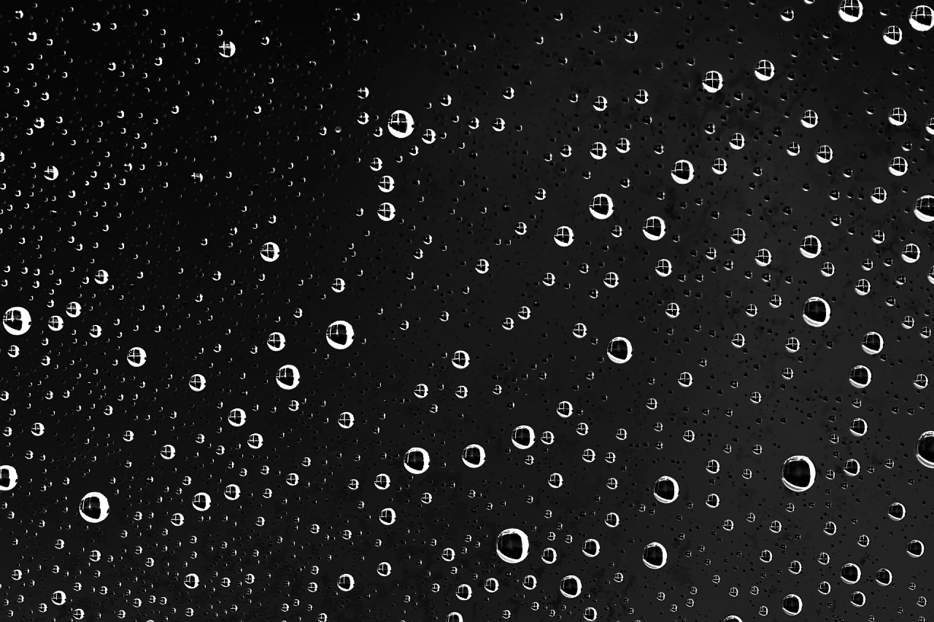 黑色背景下的水珠黑色湿背景, 窗玻璃上的雨滴, 秋季天气的概念