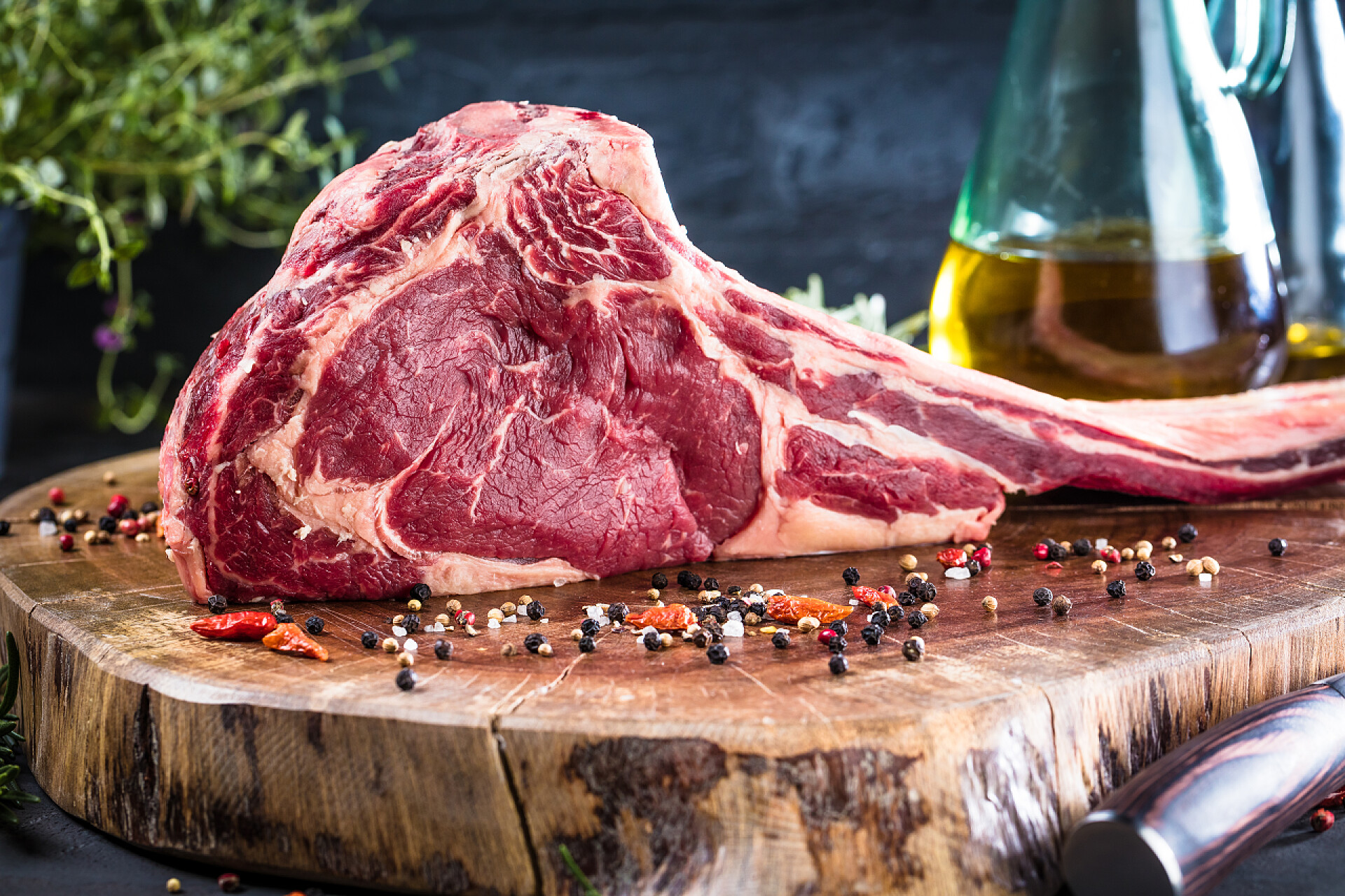 菜板上的战斧牛排烧烤战斧牛排带复制空间