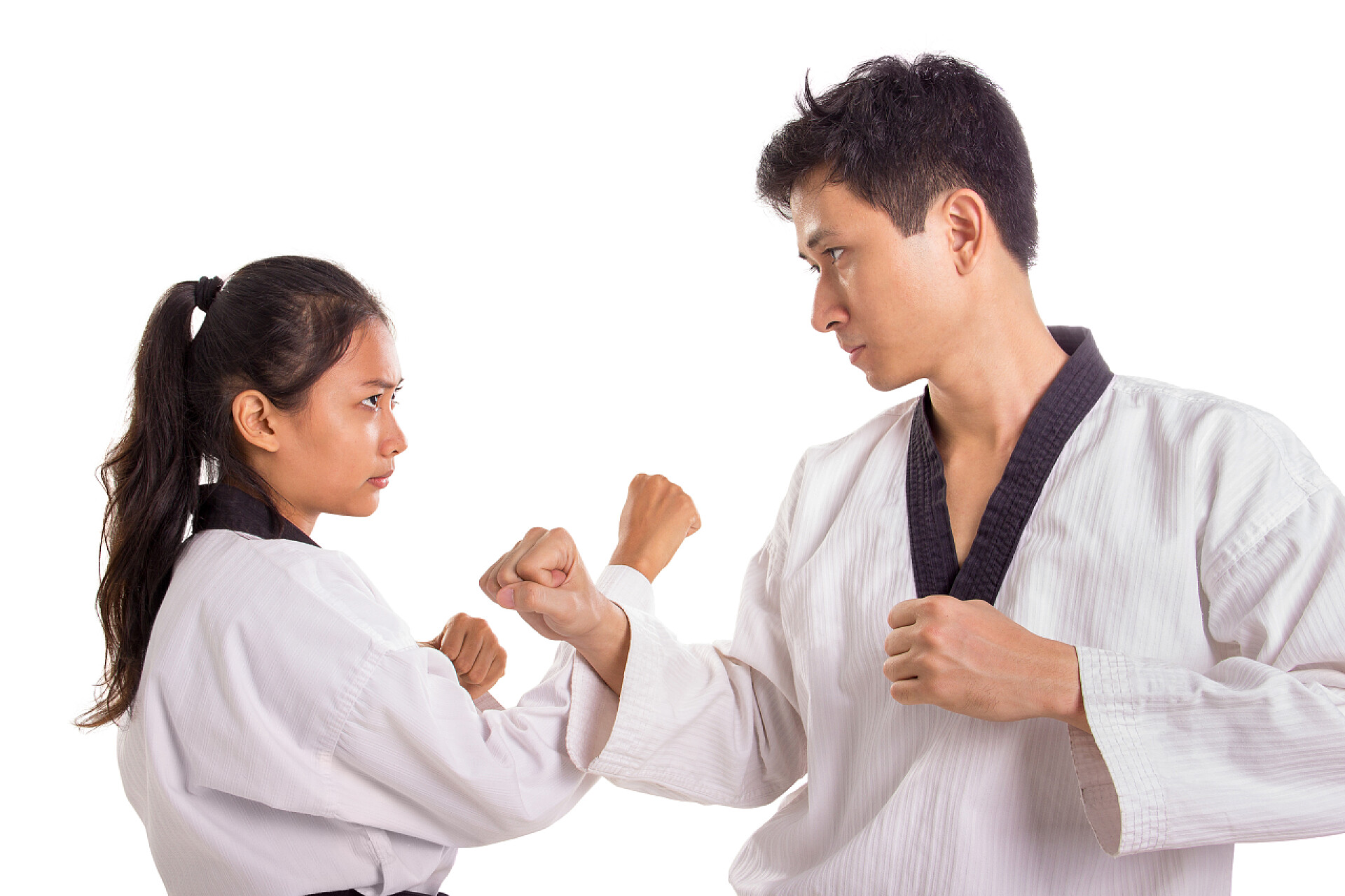 白色背景两个人在切磋跆拳道 武术两个武术艺术家做 staredown, 头到头, 准备战斗, 孤立的肖像在白色背景