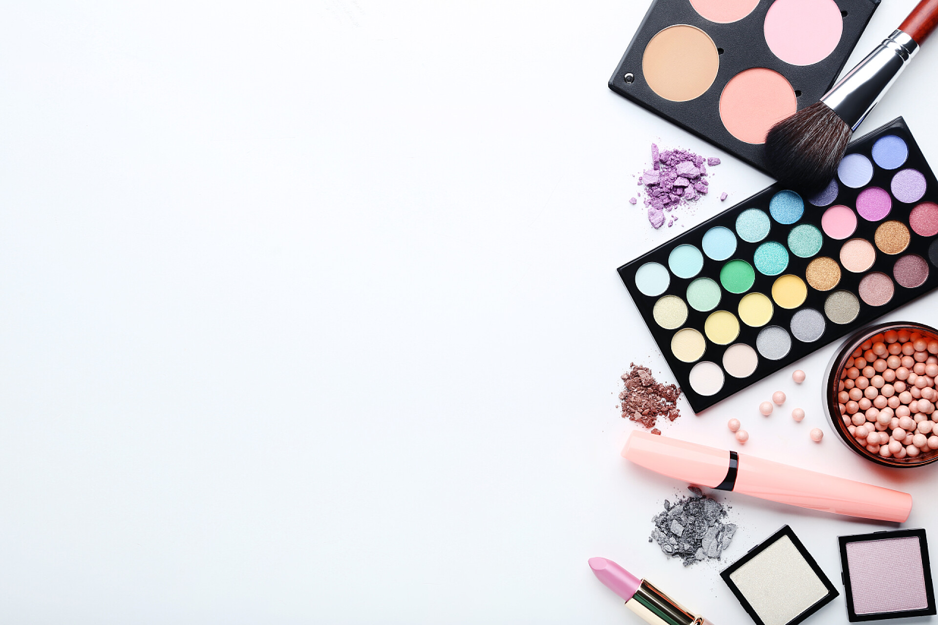 白色背景的不同化妆品眼影盘笔刷白色背景的不同化妆品