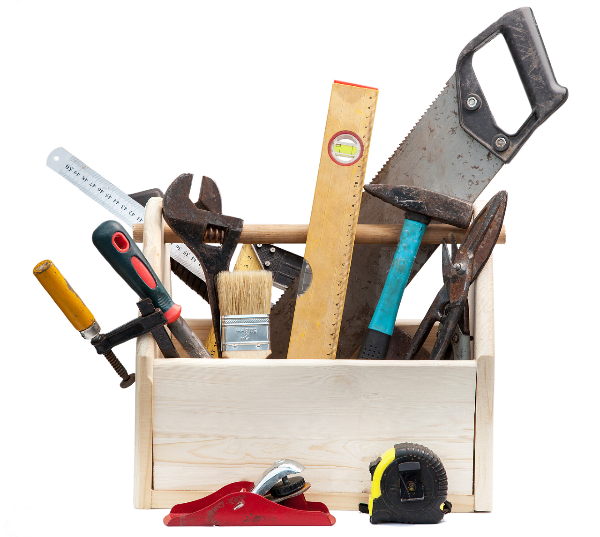 白色背景下的竹筐里的工具旧木匠工具箱，装有在白色上隔离的工具