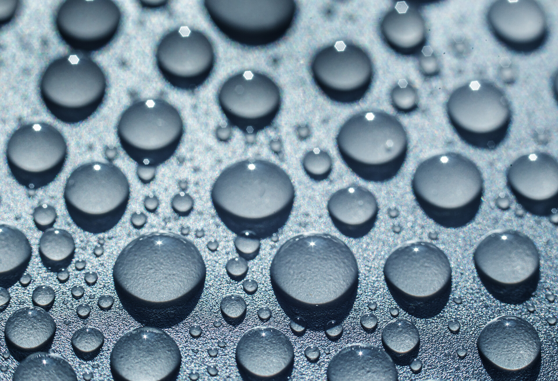 在玻璃上的水珠玻璃表面水滴。特写。背景.