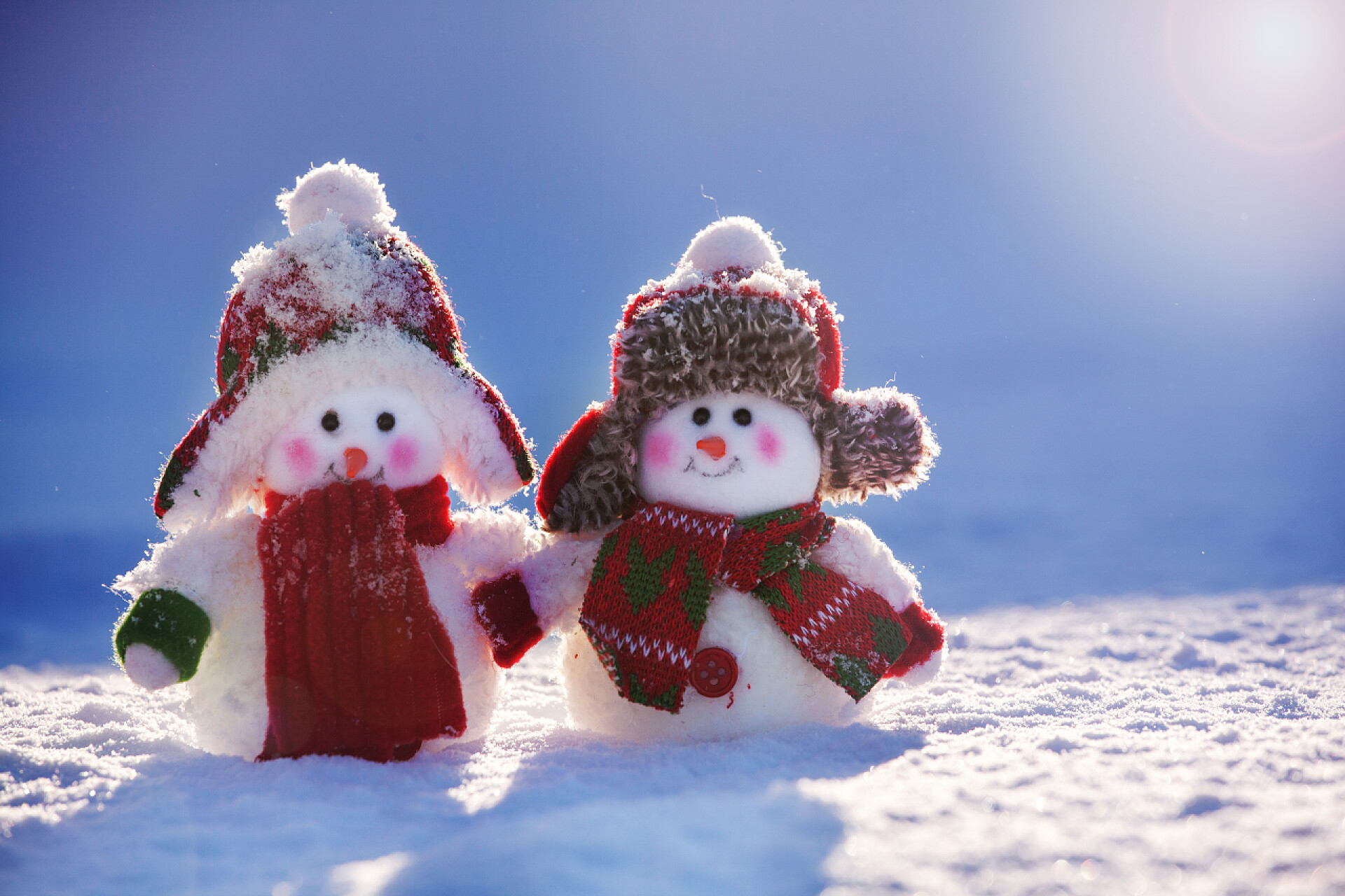 蓝天之下两个在雪地上的小雪人Snowmans 雪