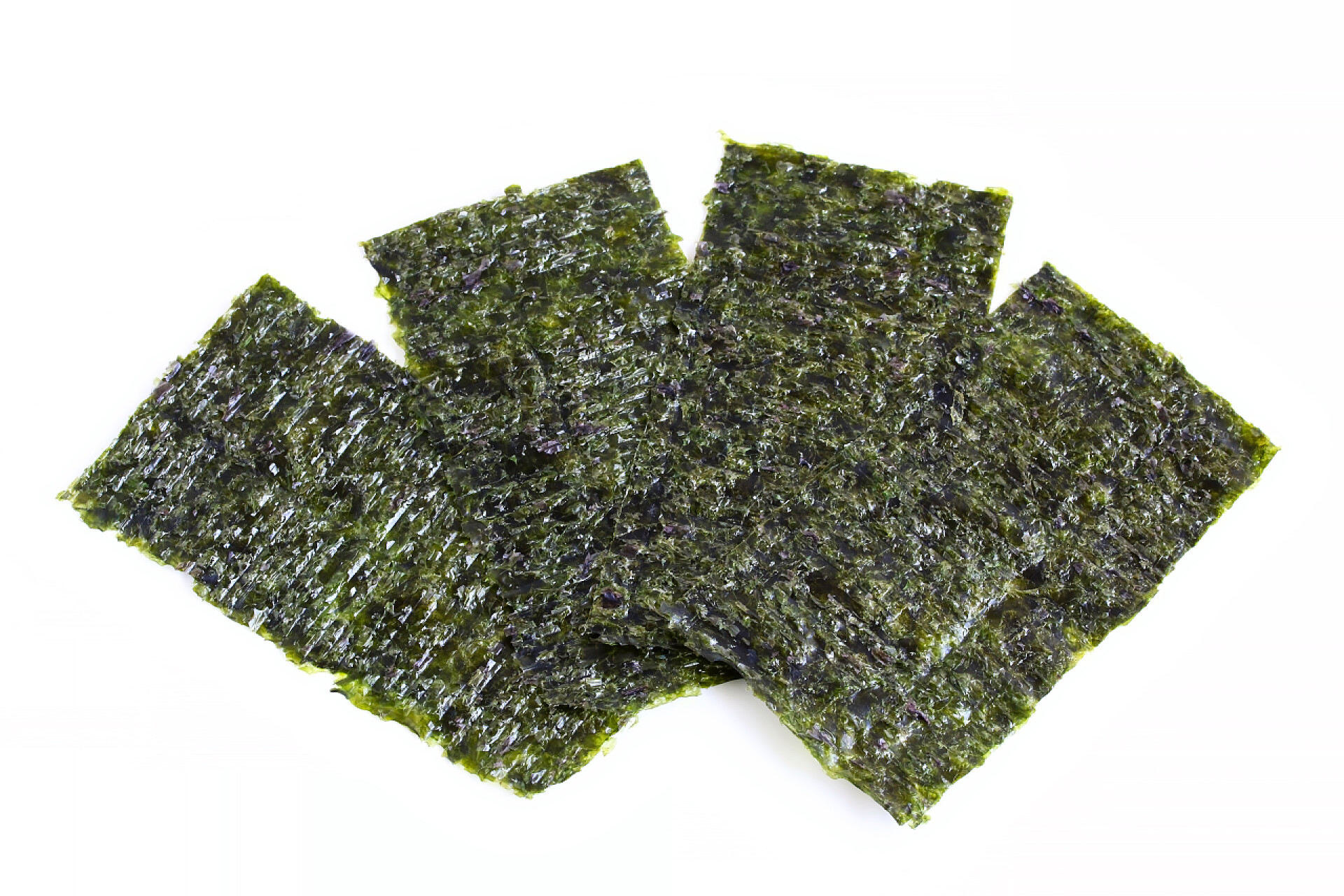 在白色的背景下四片绿色的海苔白色背景烤海藻片