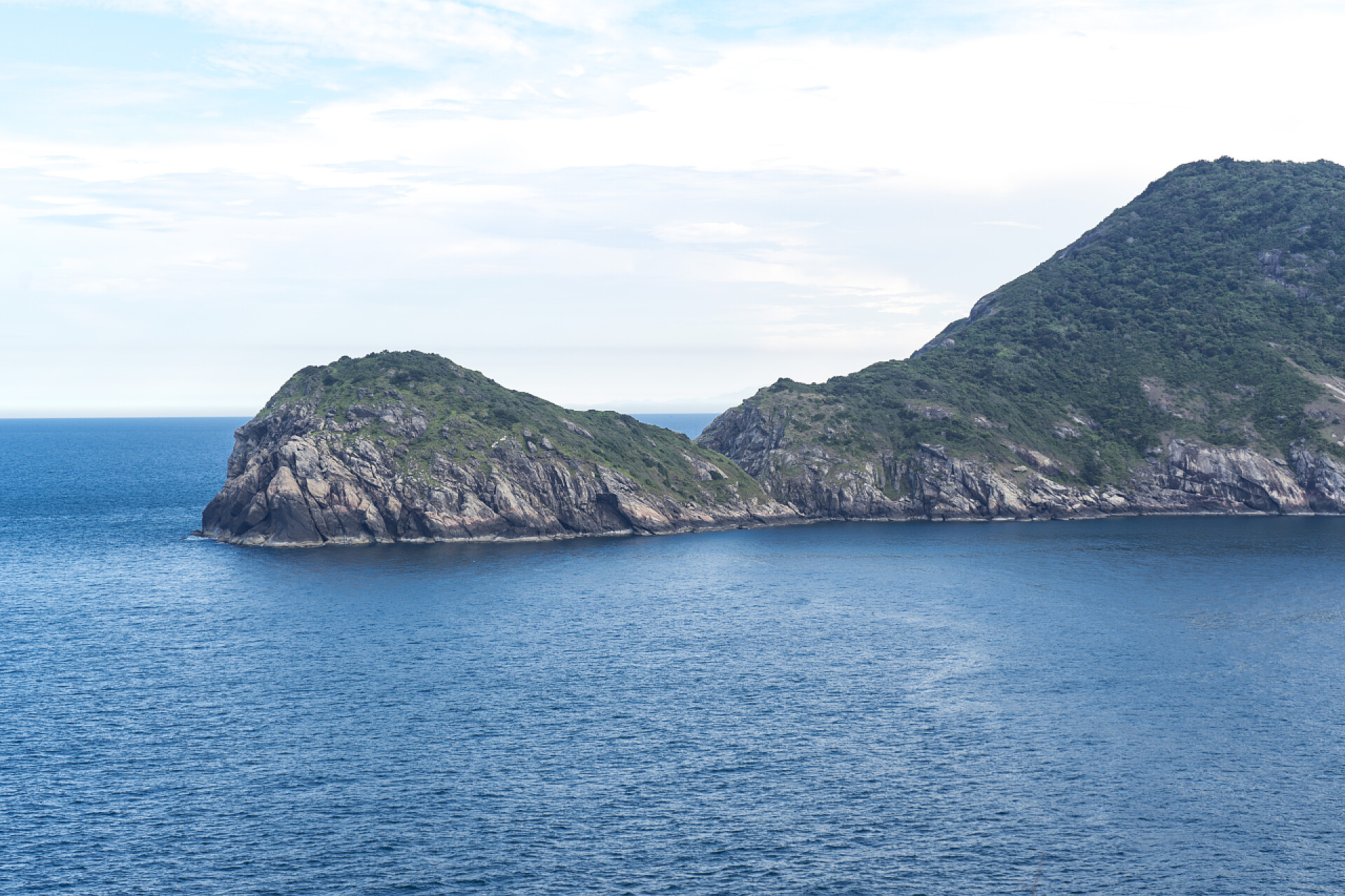 在蓝天与白云之下蓝色大海上的一座孤岛在越南的 Ku 老挝占婆岛, 其美丽的海滩和风景.