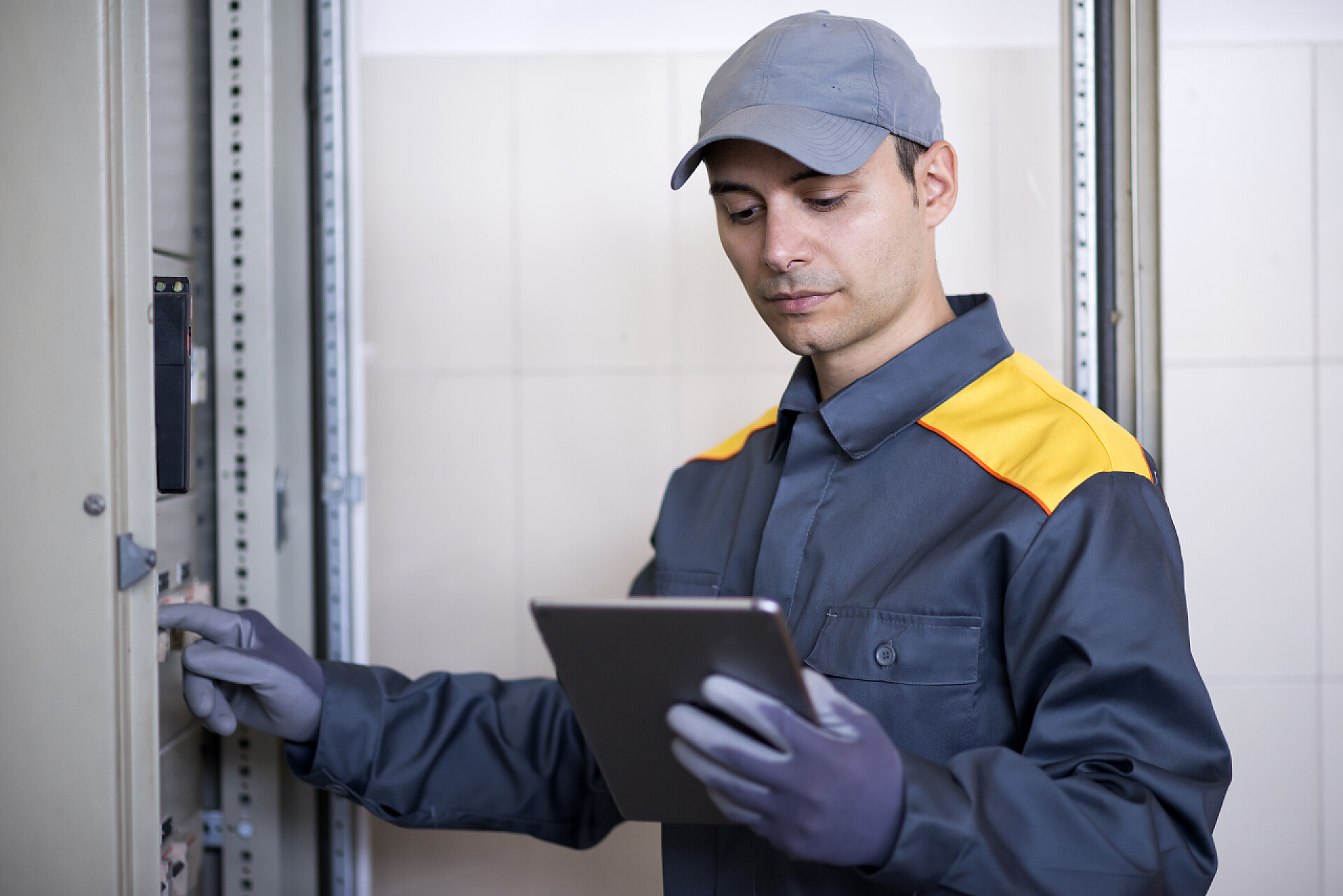 一个穿着工装服的男人在维修电梯一名电工在工作的肖像