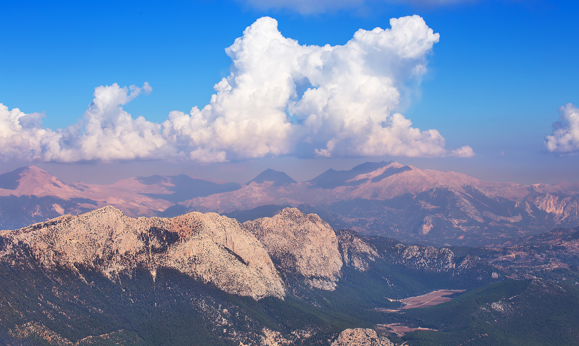 蓝天与白云下的山峰从塔塔利山到土耳其金牛座山脉的景色