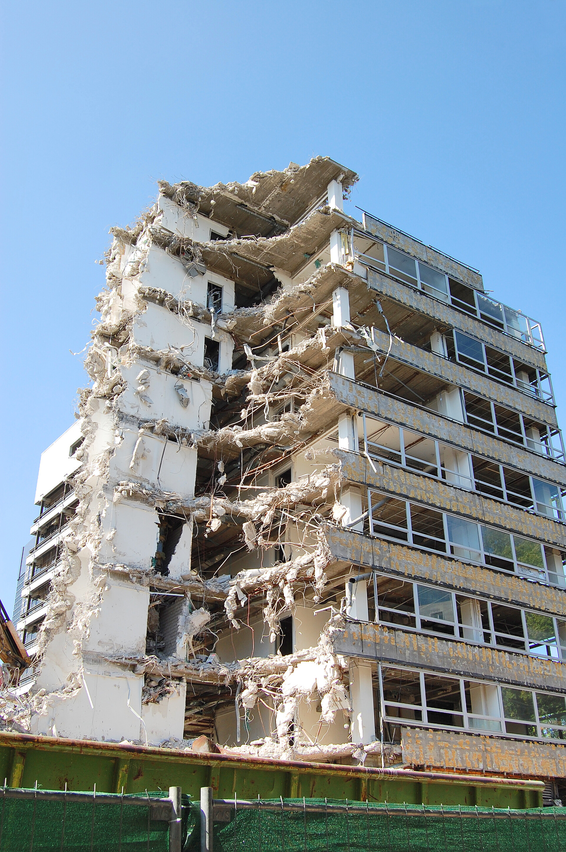 蓝天下即将扒迁的房子城市房屋拆迁