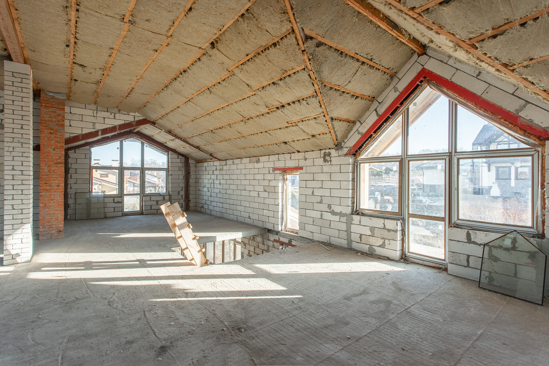 房子的阁楼毛坯阁楼地板的房子。大修和重建。屋顶部分内部升温的工作过程。房屋或公寓正在建造、改造、翻新、修复中.