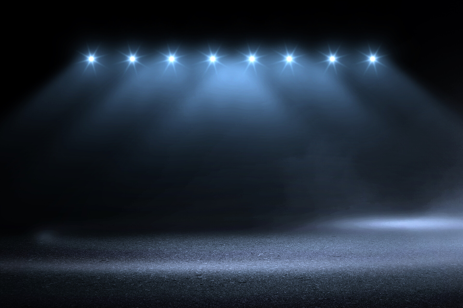 在黑色的场地上几束灯光照射下来蓝色聚光灯烟雾工作室娱乐背景.