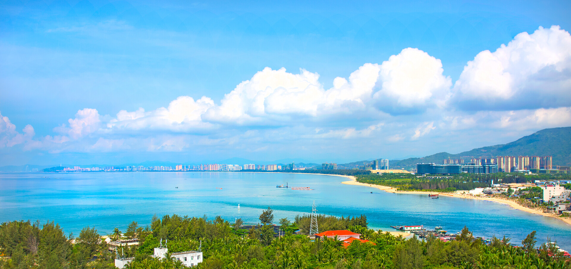 蓝天白云下的沿海城市美丽的景色的泻湖与白色的沙子和棕榈树, 绿松石海。从顶部查看.