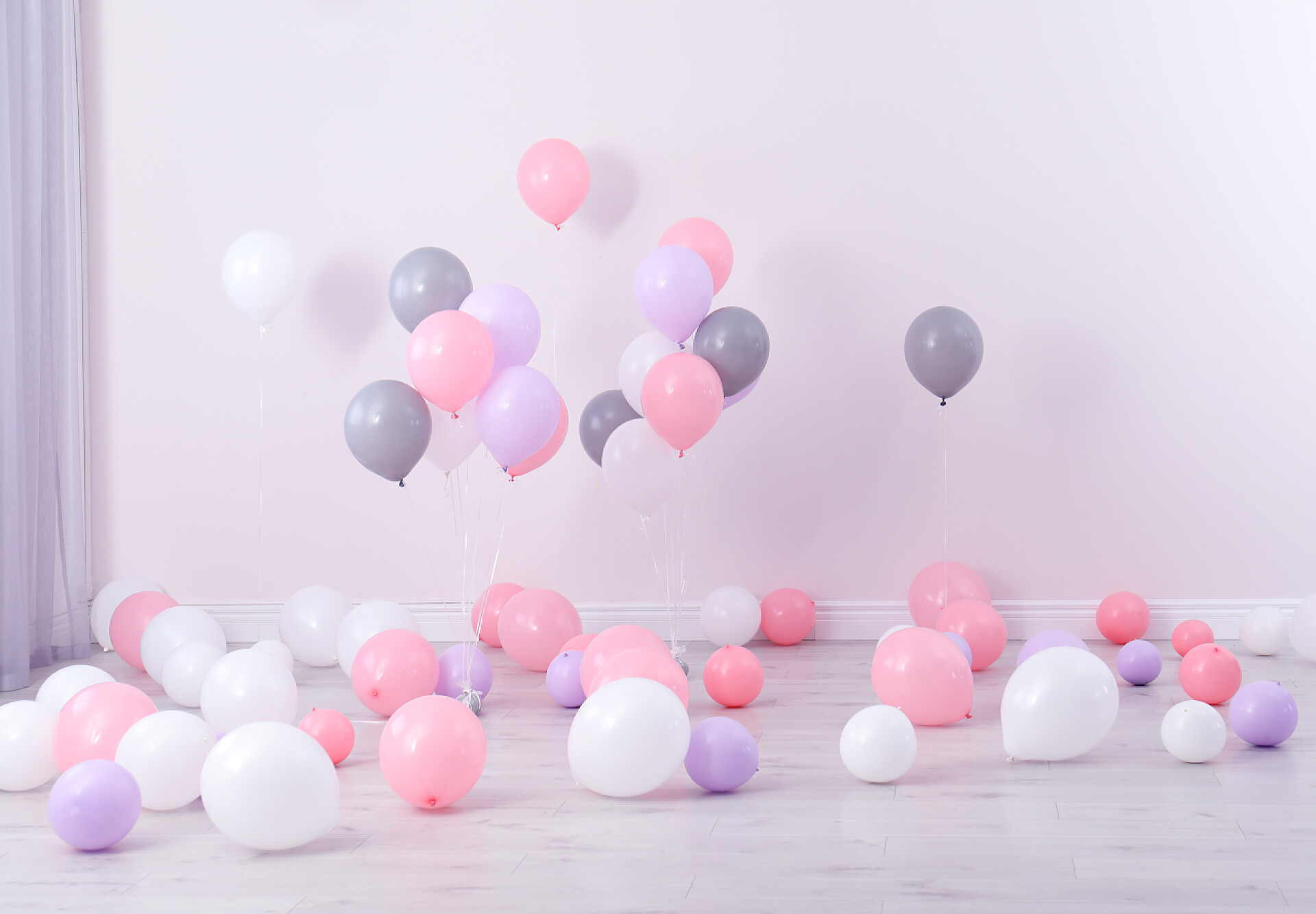 粉白色墙的内室充满了美丽的气球客房在墙边装饰着五颜六色的气球