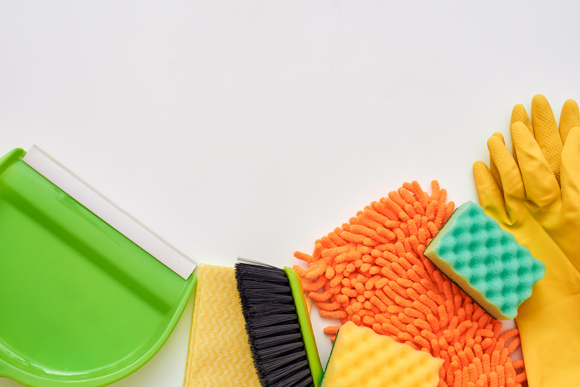 白色背景下的各种清理工具地板清洁工具。房间和垃圾桶和其他物品隔离, 裁剪照片