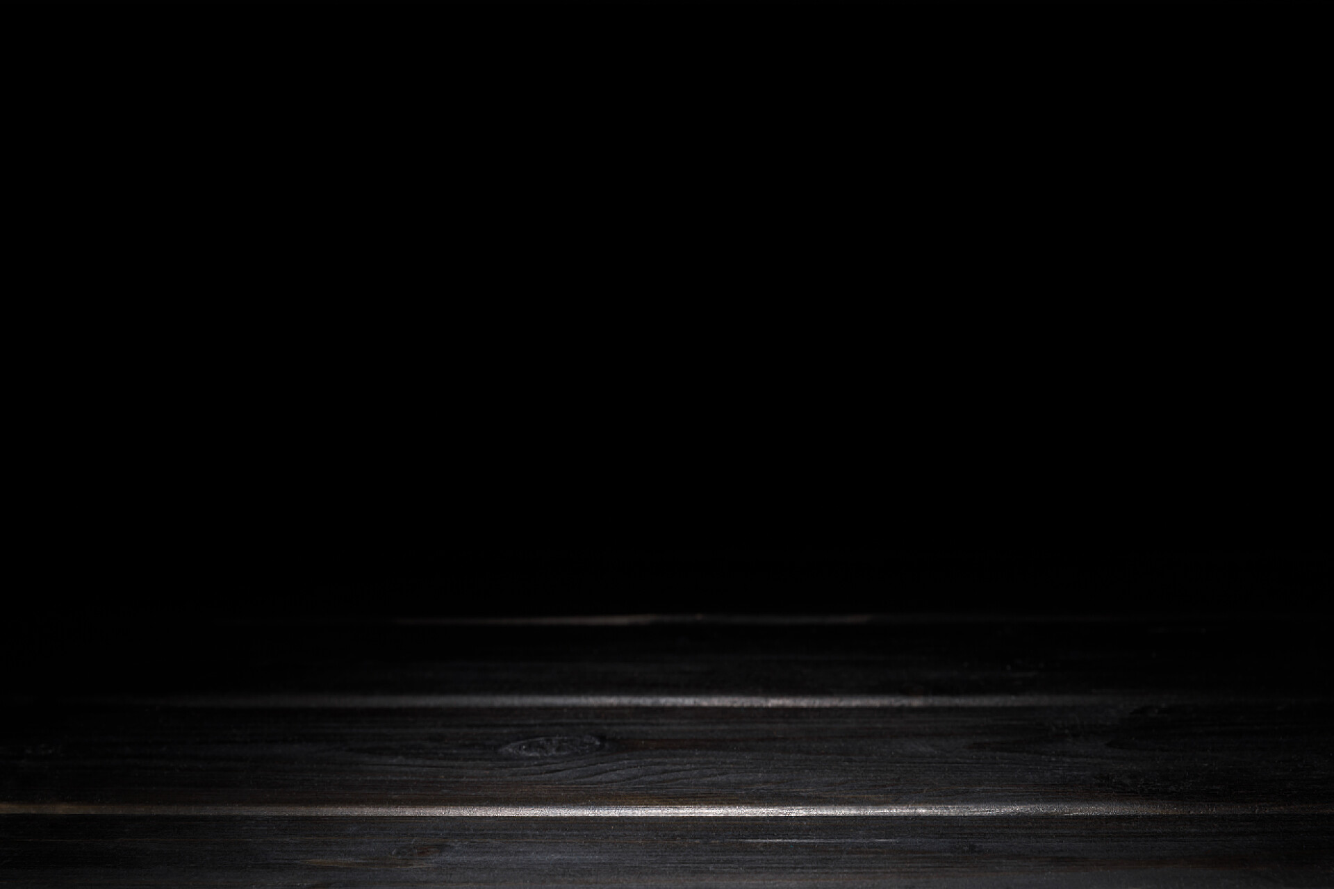 伸手不见五指的黑夜深灰色的木制背景与条纹在黑色