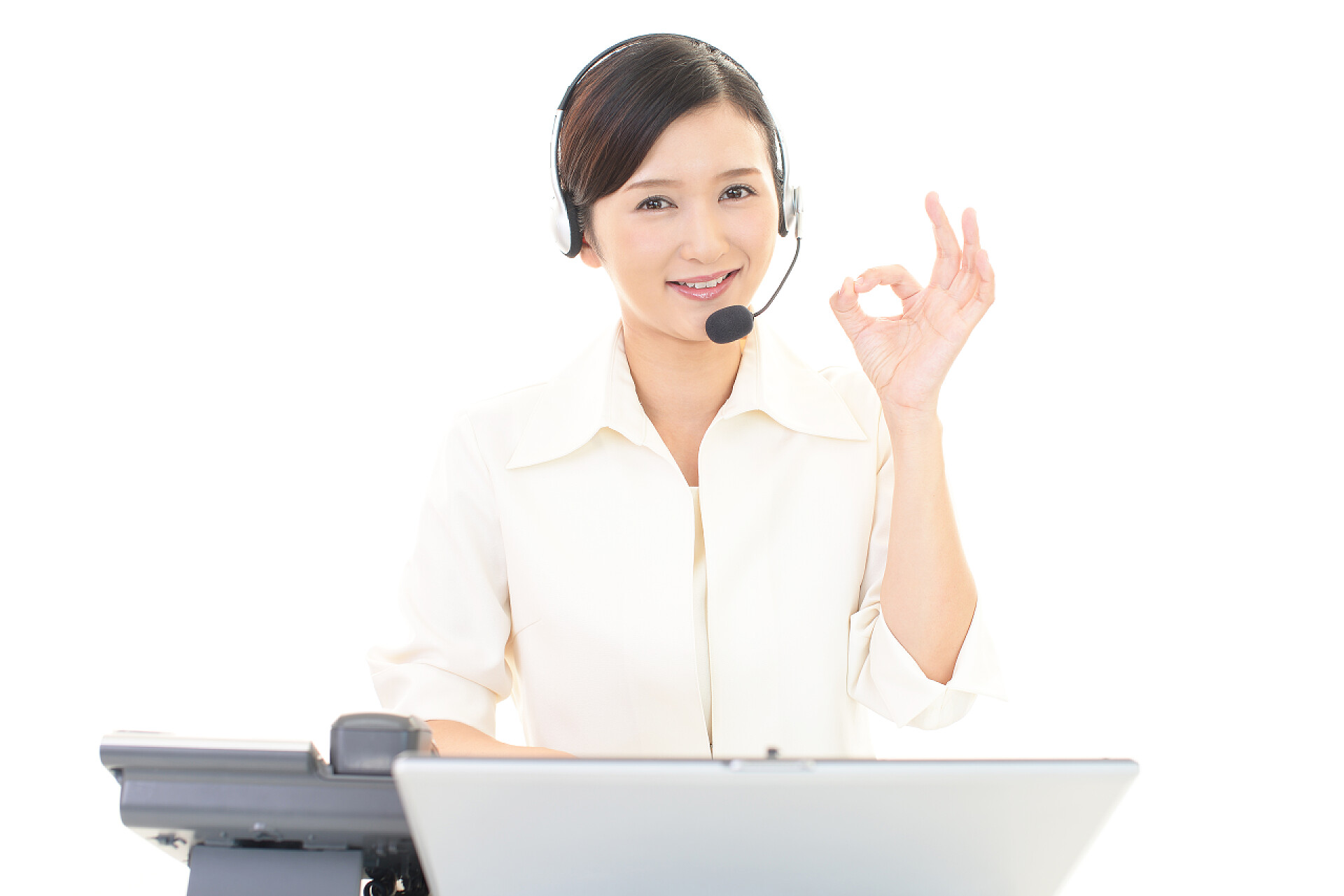 白色背景下的一个客服小姐姐微笑呼叫中心运营商