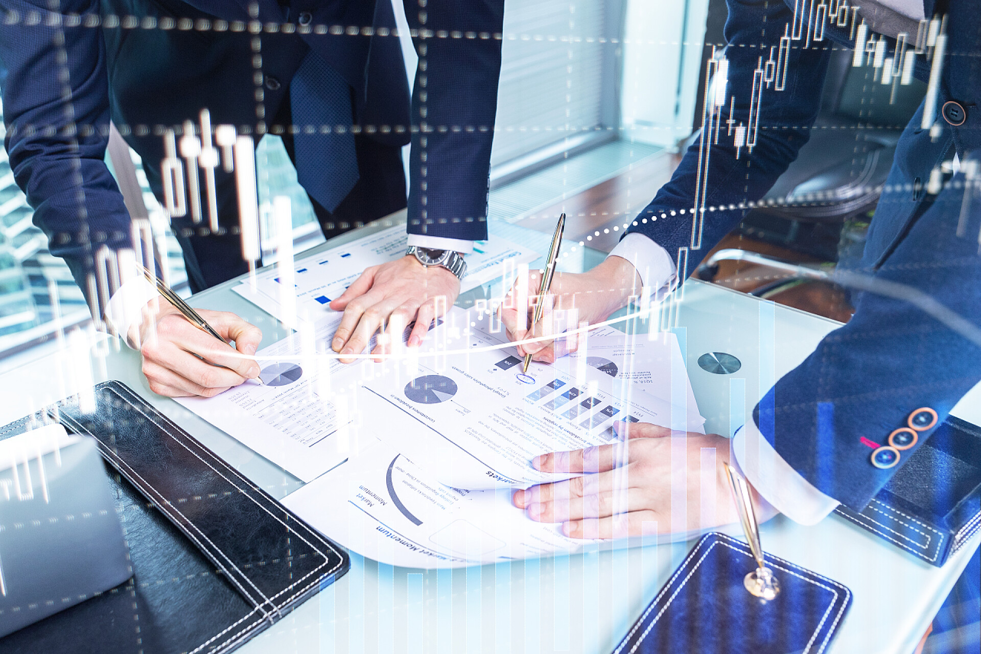 两个穿着西服的男人在桌子上整理数据报表外汇交易、金融市场、以商业中心为背景的投资概念