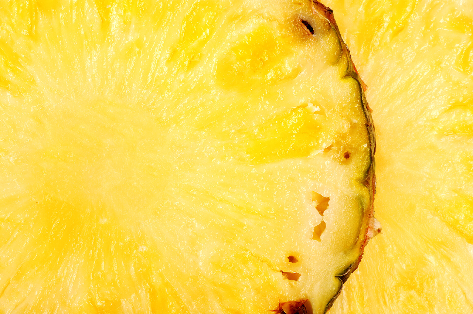 黄色的菠萝圈菠萝圈特写镜头, 背景。纹理是明亮的表达。一个很好的设计解决方案.