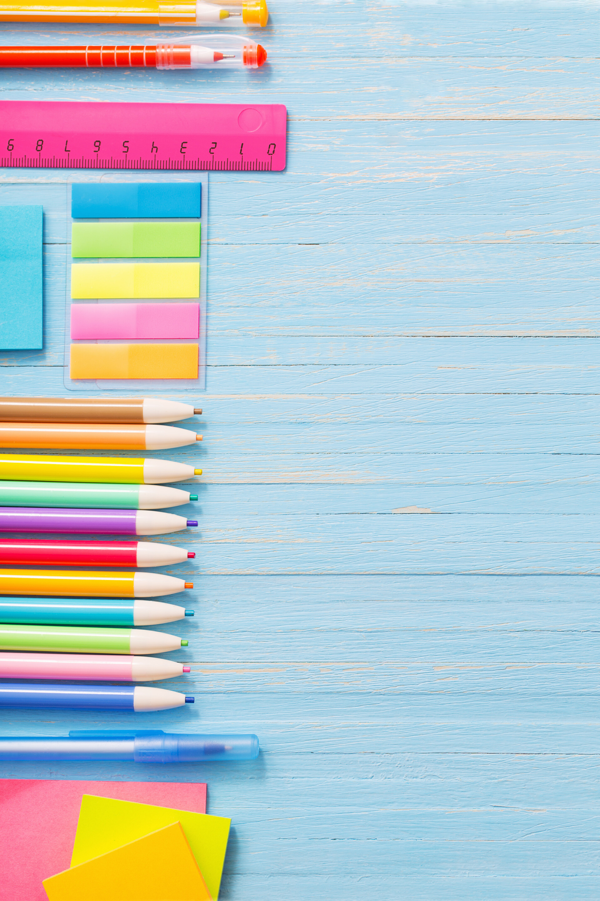 蓝色背景下的各种文具蓝色木质背景的学校用品