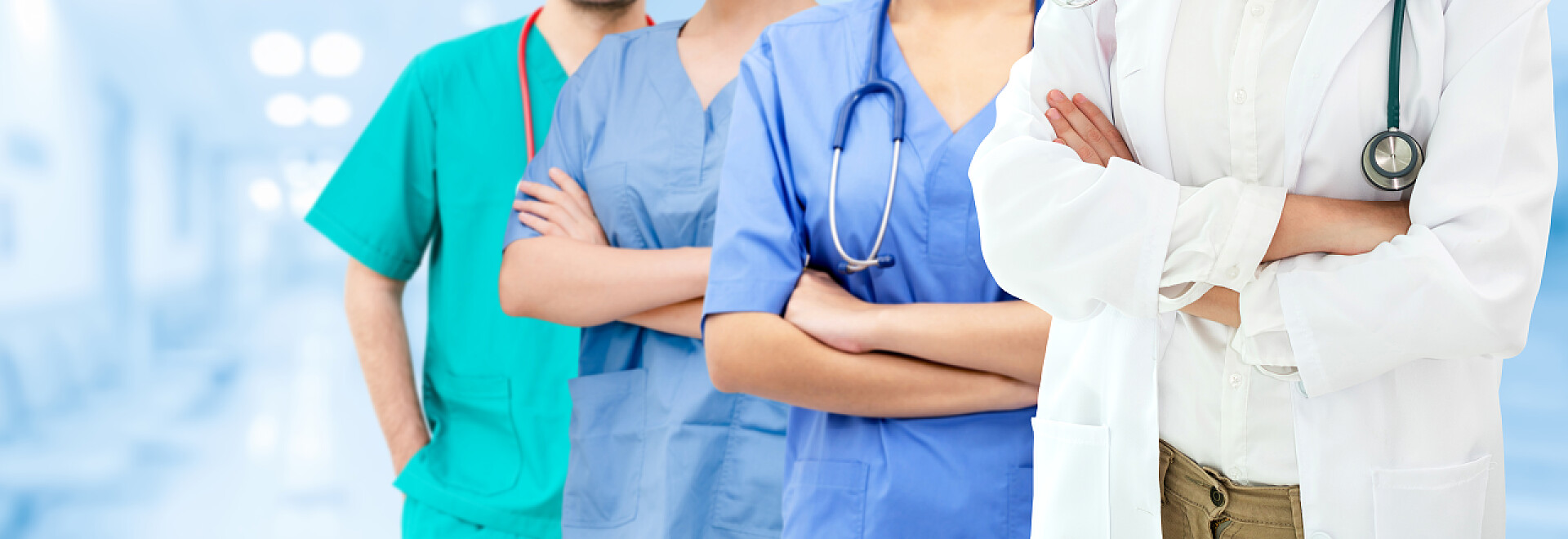 在医院内站着的四个服装不同的医生医护人员组。与其他医生、护士和外科医生一起在医院办公室或诊所工作的专业医生。医疗技术研究院和医生员工服务理念.