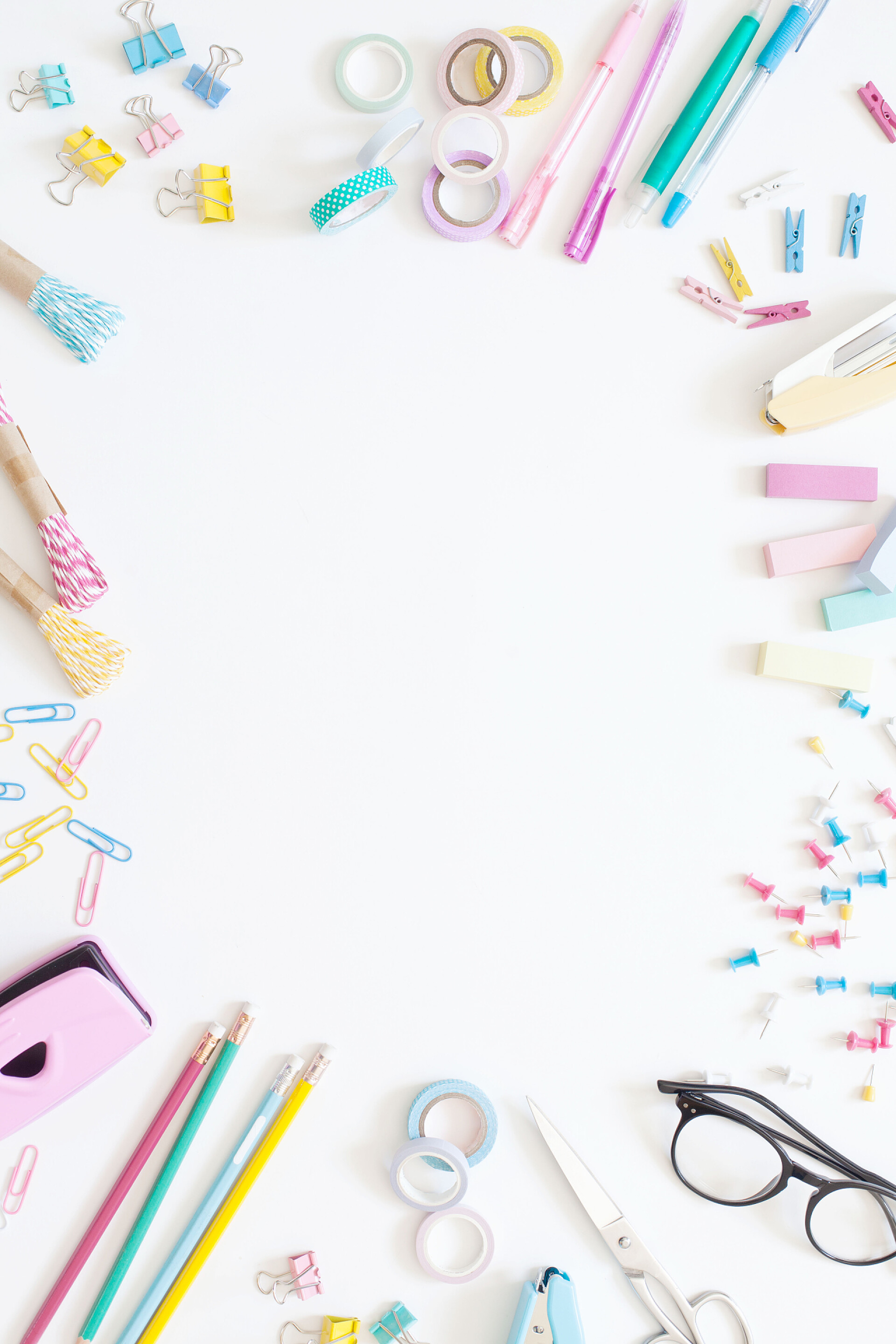 在白色背景下的各种文具策划者模型和固定。平面布局, 顶部视图