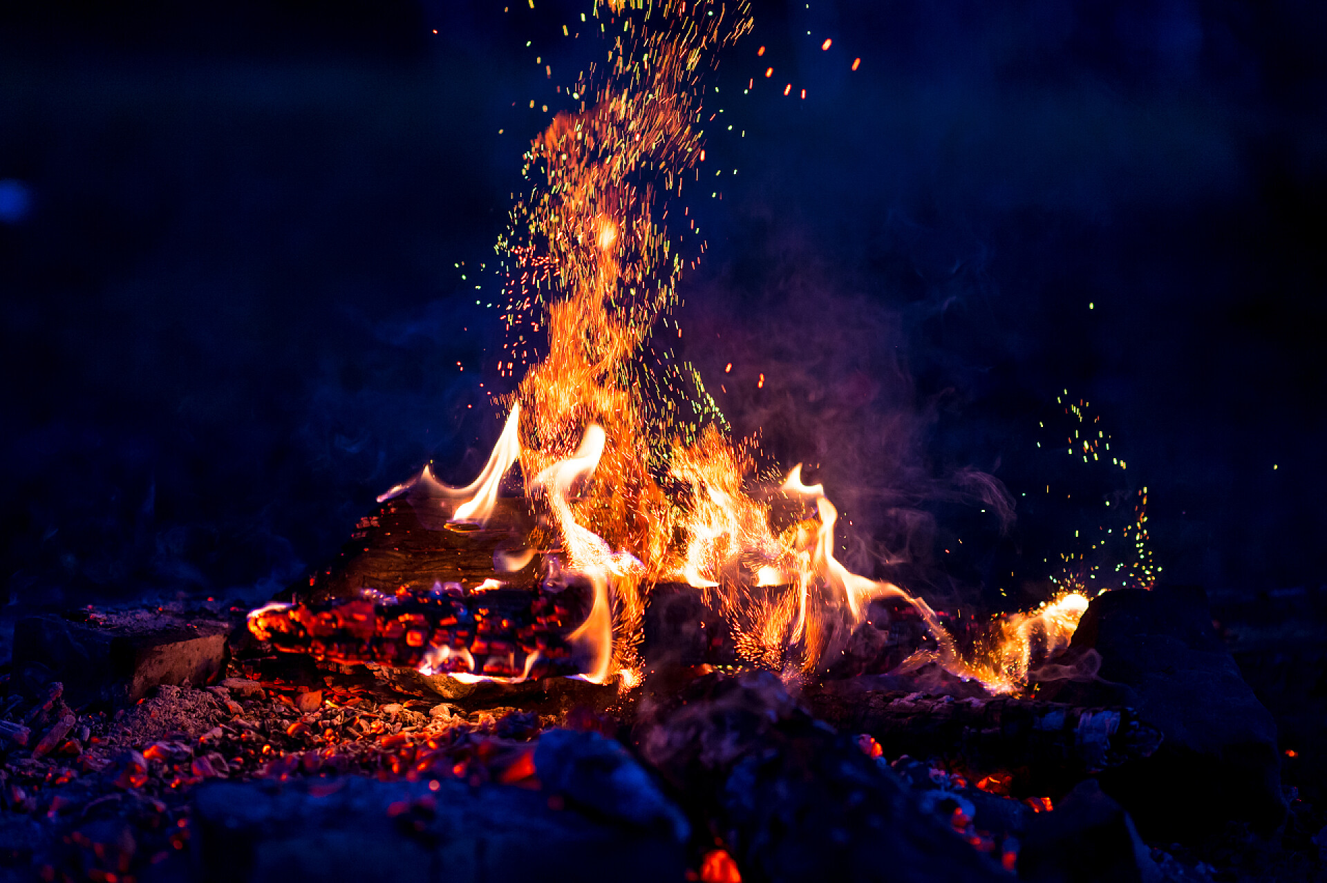 黑天篝火点燃关闭燃烧的篝火作为黑暗抽象的背景的看法