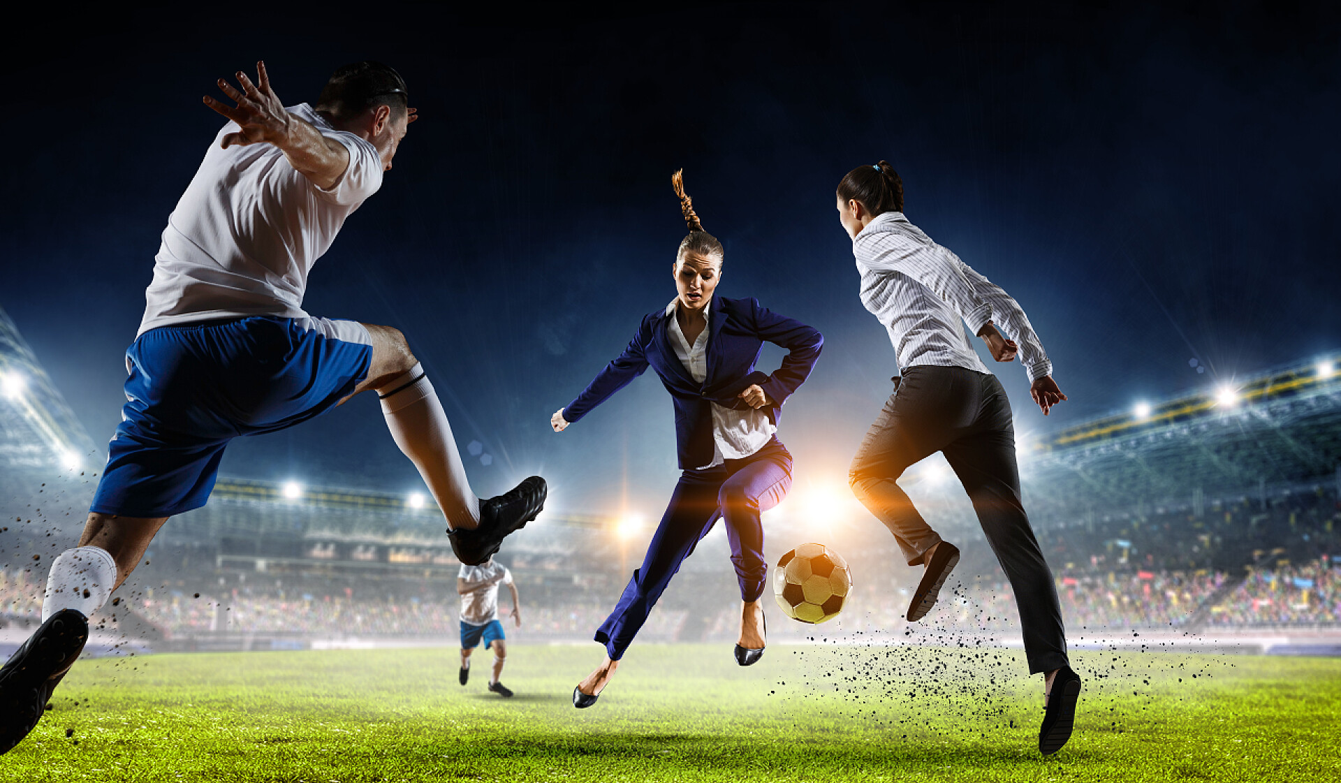 足球场上进行比赛的女人玩团队游戏。混合媒体