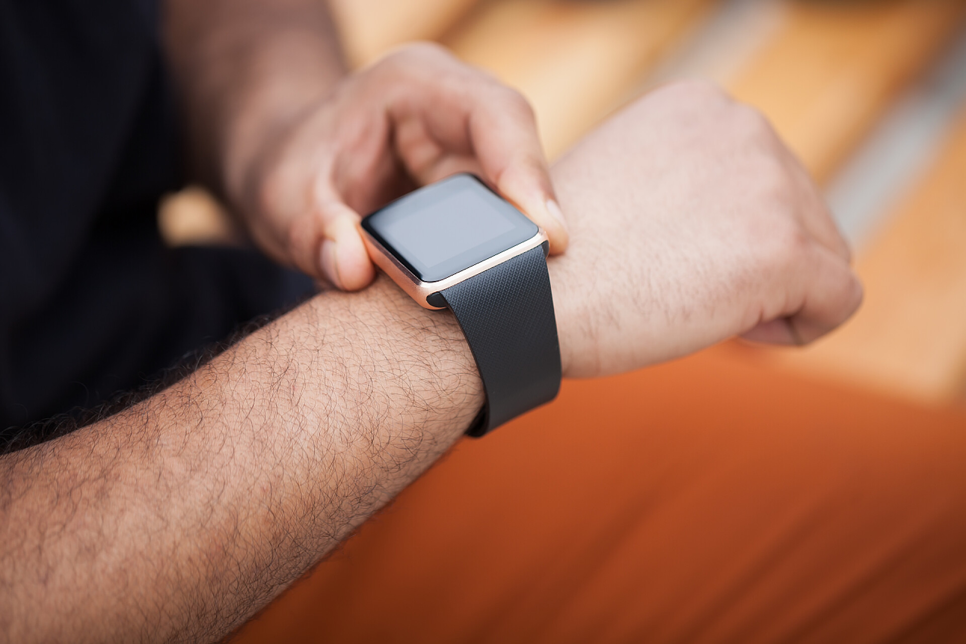 一只男人的手腕上带着一块表穿着时髦的智能手表的非洲黑男人的手。让你始终保持连接到互联网，社交媒体的普适的现代小工具。宏紧靠手腕的手表，.