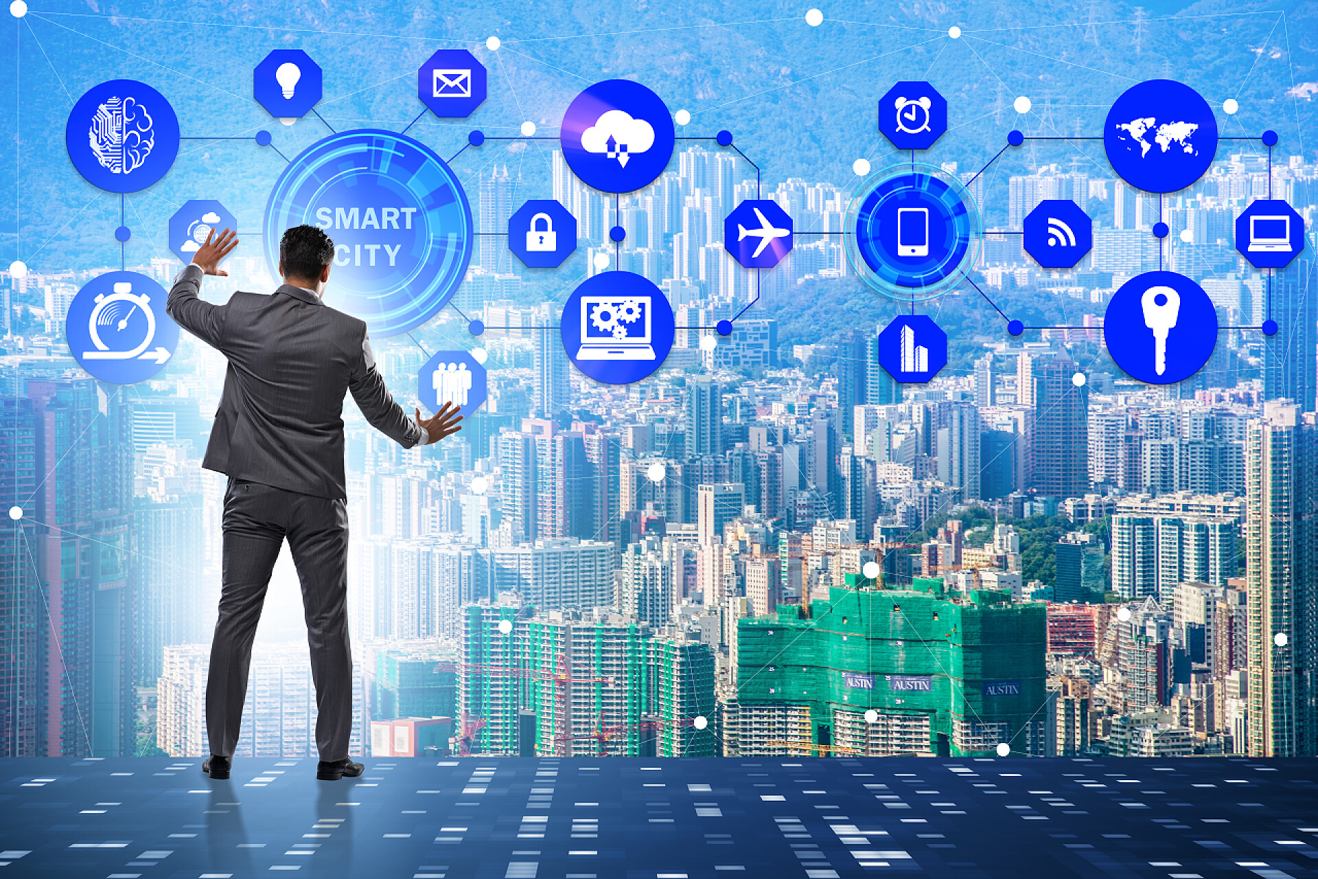 在城市的上方一个男人在运用未来科技感操作软件商人按下按钮的智能城市的概念