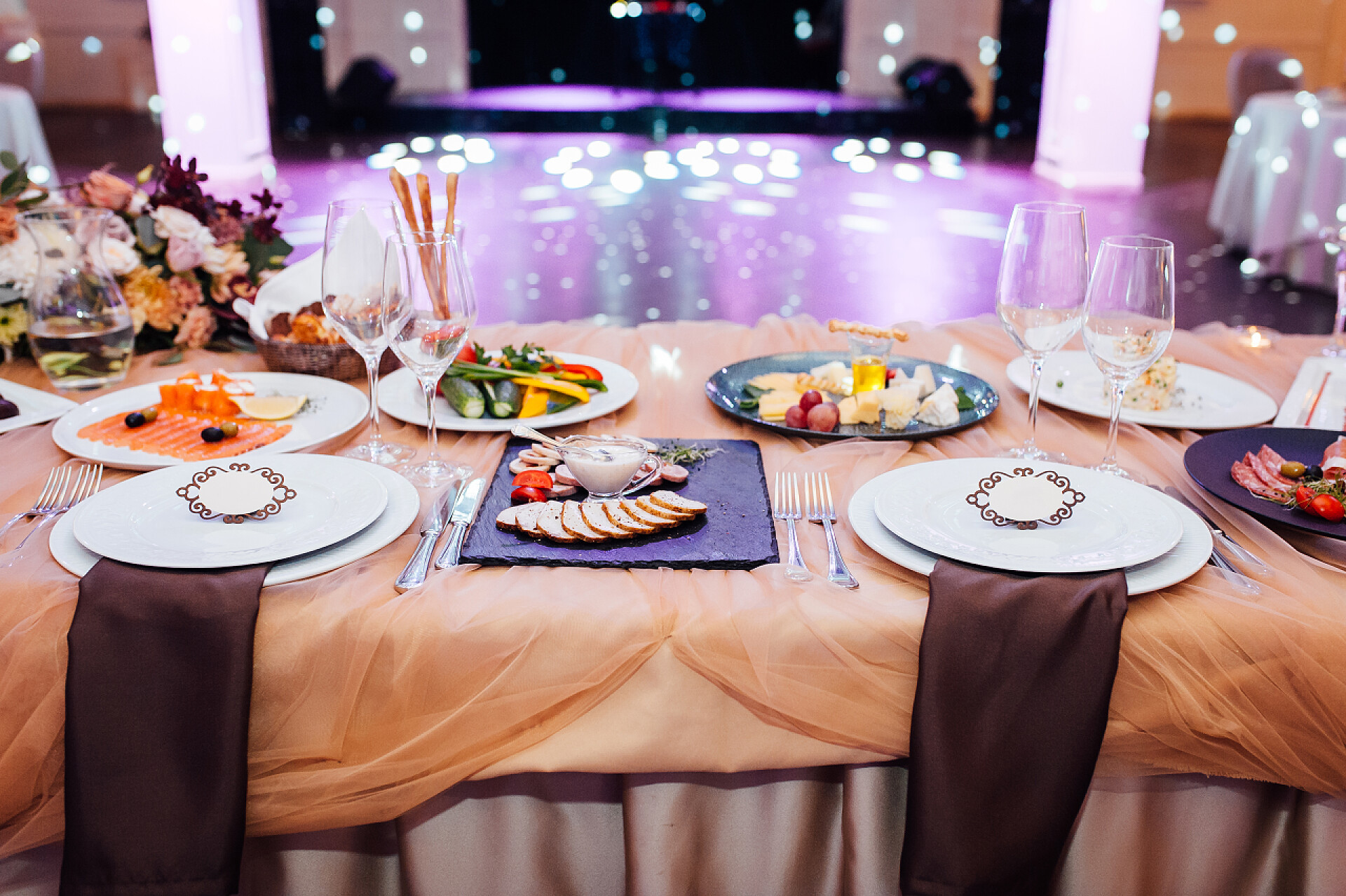 豪华的婚礼现场的餐食奢华，雅致的婚宴餐桌布置，花卉装饰