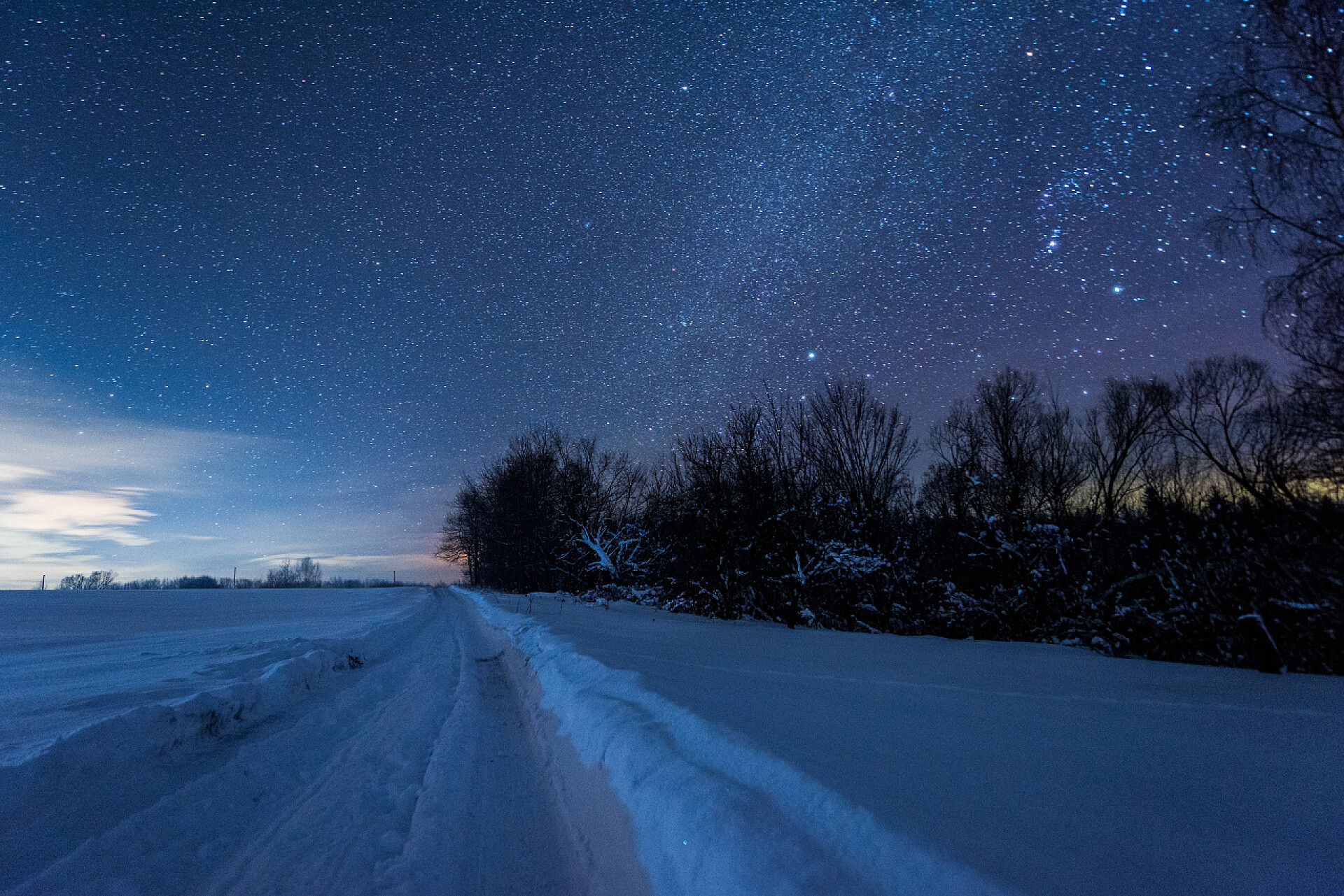 夜晚漫天星星下的白雪覆盖的路面星罗黑的天空和雪天的道路在喀尔巴泰山脉的夜晚在冬天