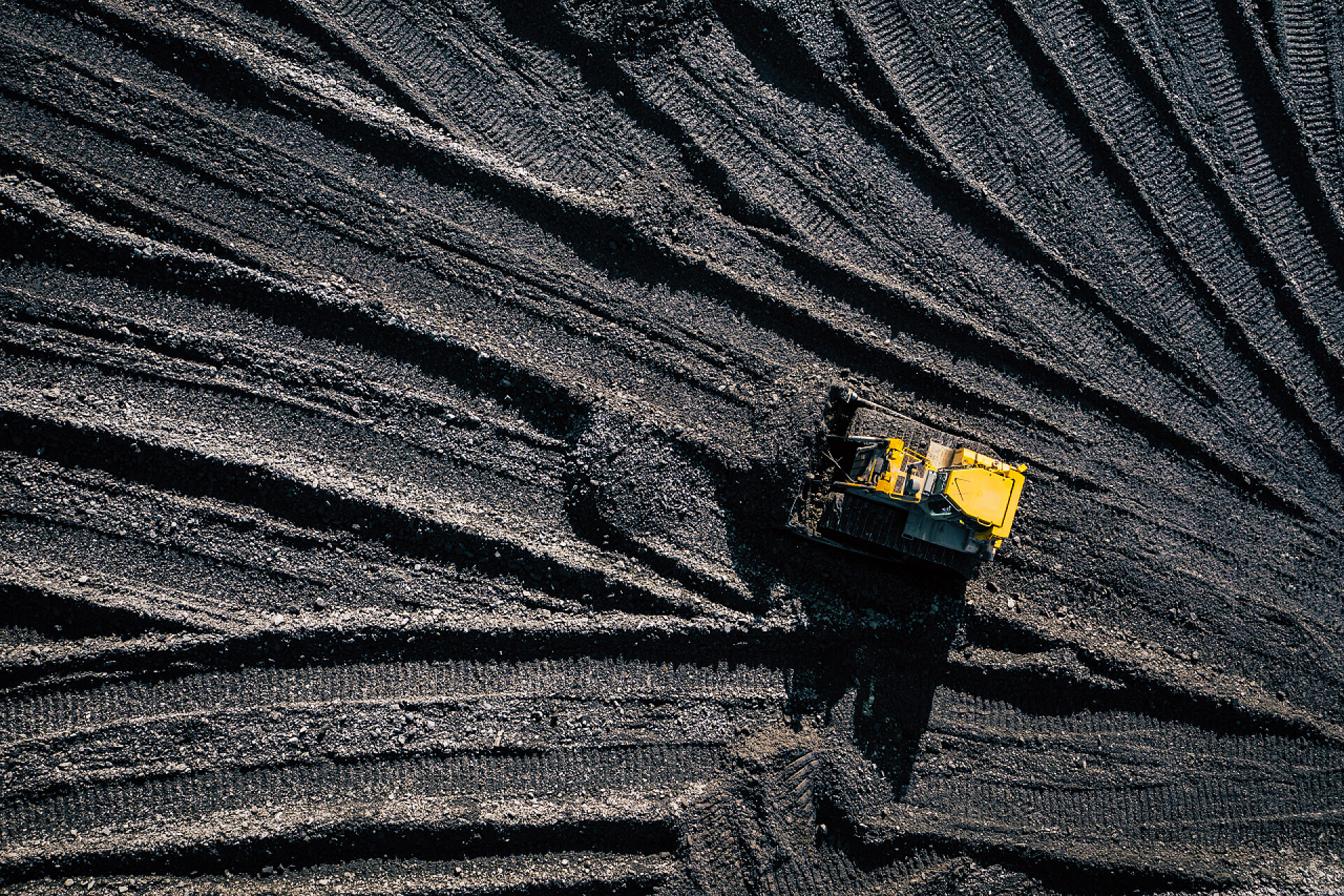 煤矿安全生产安全生产月在露天的煤矿厂在用小车工作露天矿。煤炭采掘业鸟图。顶部视图。用无人机拍摄的照片.