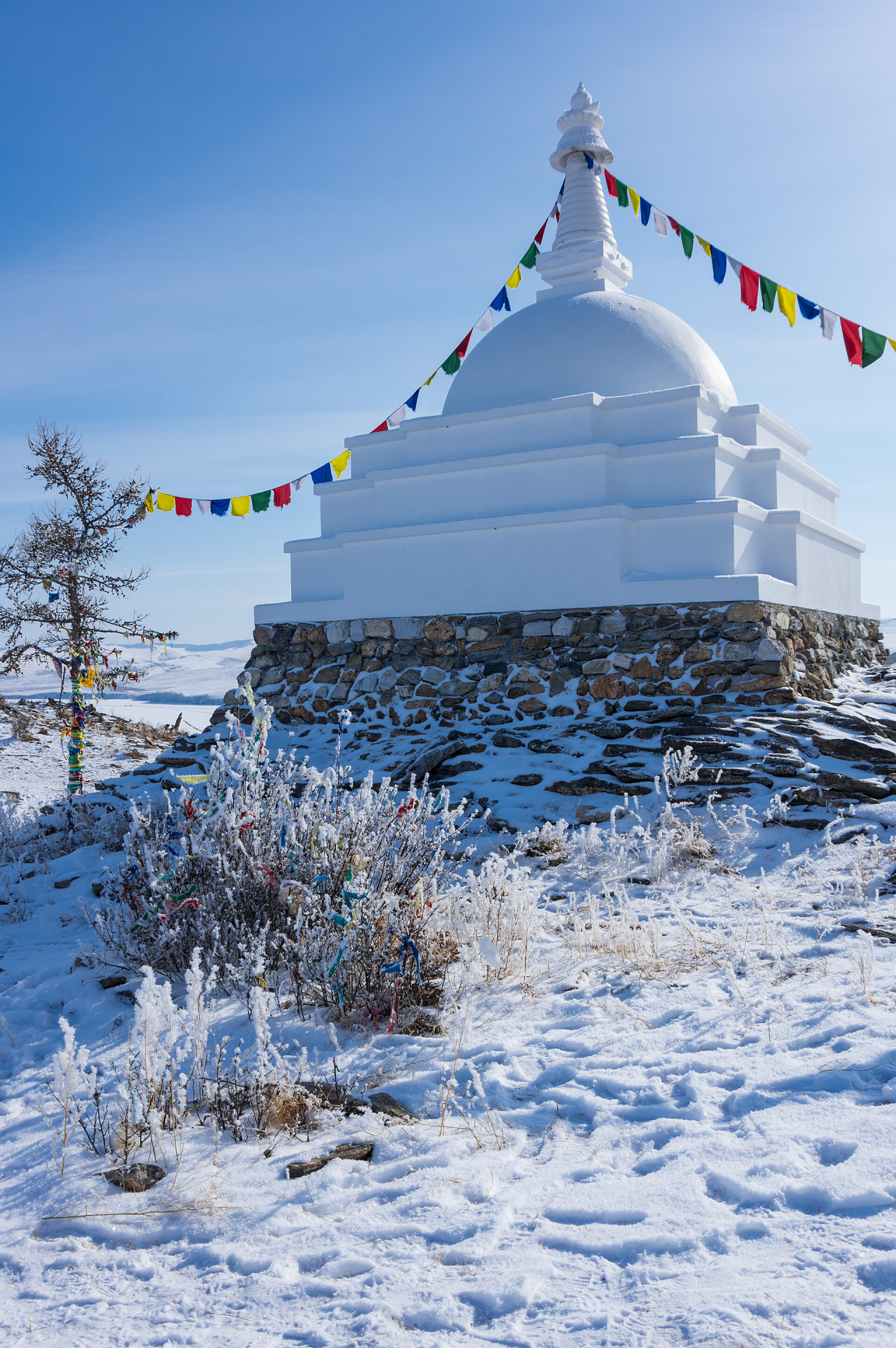 白云下的一个白色的塔形建筑俄克拉荷马州西伯利亚贝加尔湖奥戈岛，大觉醒的一切预兆