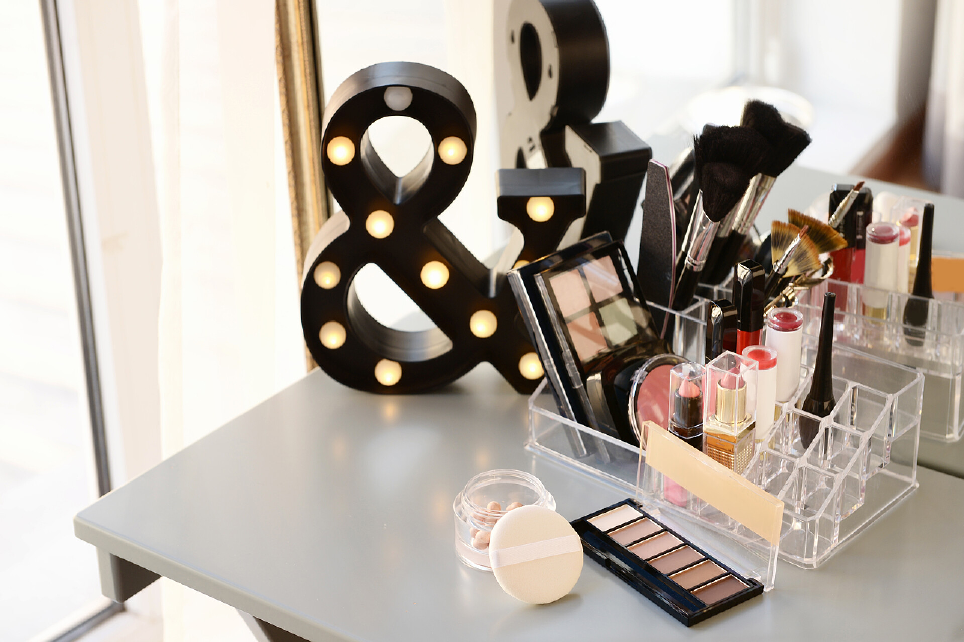 化妆桌上的各种各样的化妆品和化妆刷配有专业化妆化妆品和刷子的梳妆台