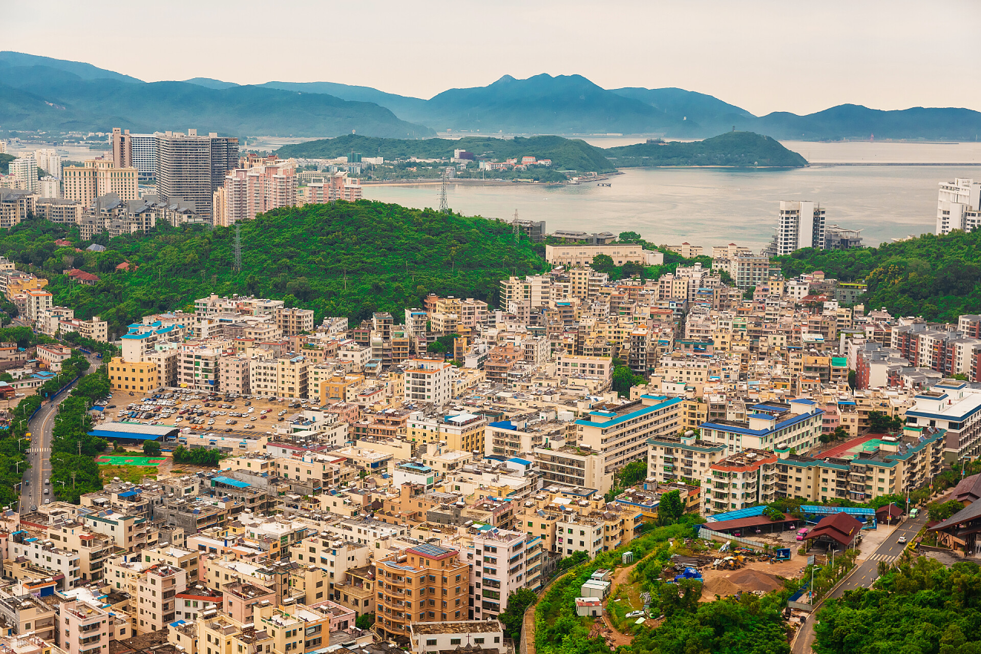 在天空之下美丽的沿海城市美丽的全景度假村, 中国, 海南。三亚镇是中国热门的旅游胜地。三亚市居住区, 南海岸上