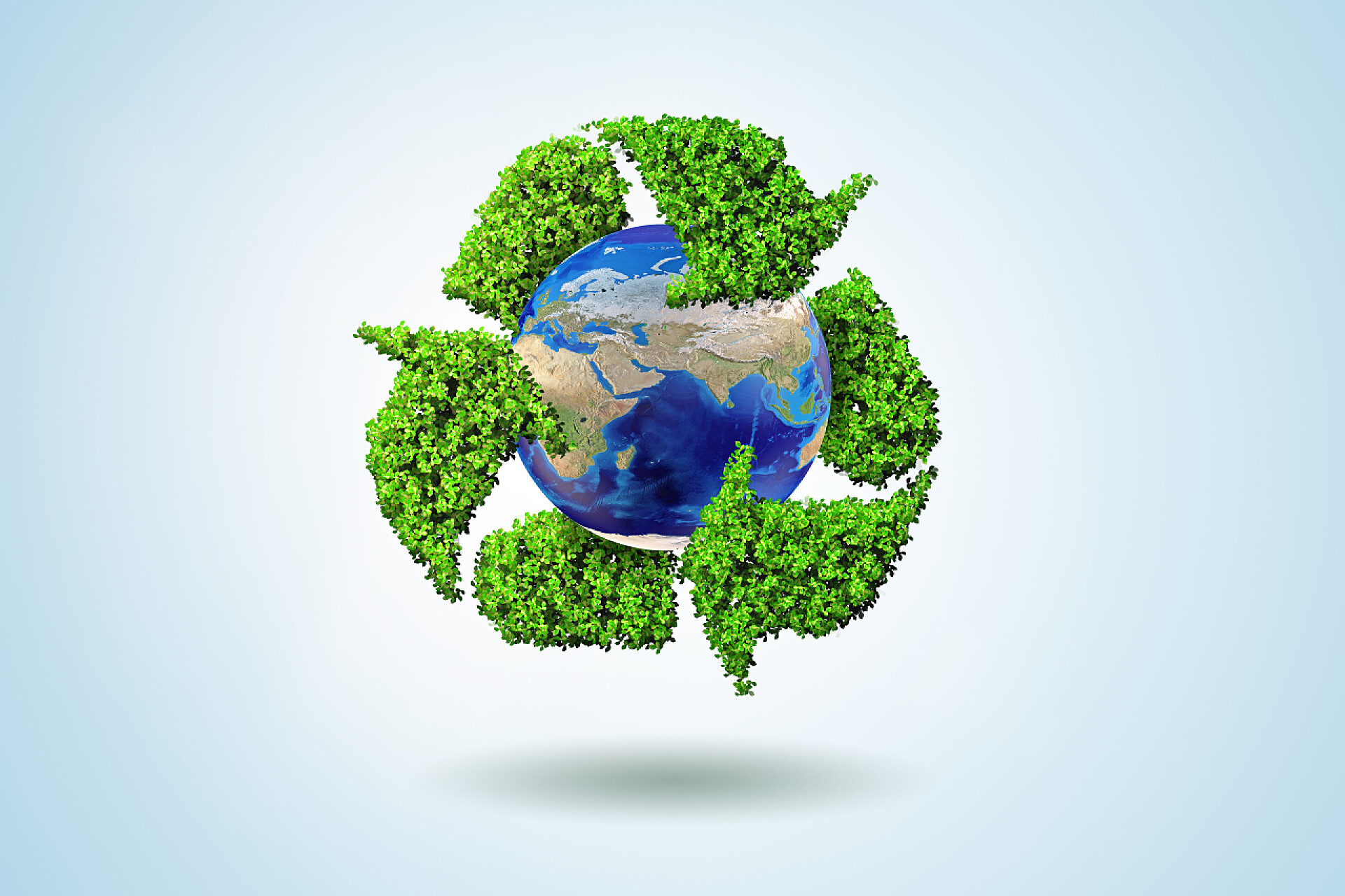 在蓝色背景下一个被回收标志围绕的地球