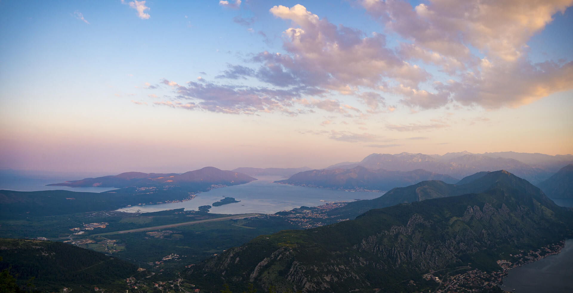 傍晚的海峡天空日落在 kotor 海湾在黑山山全景
