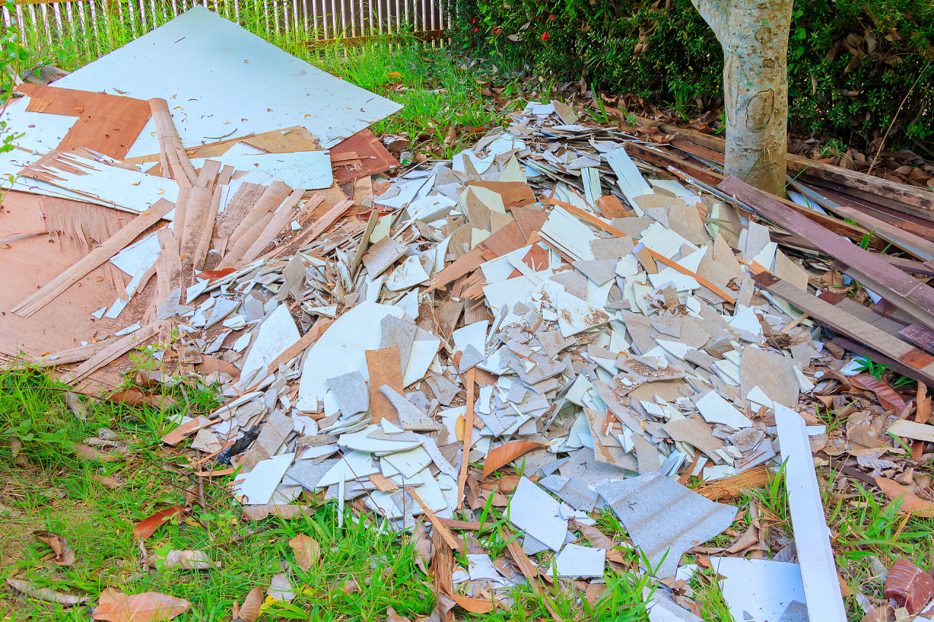 建筑房屋剩下的废弃材料建筑房屋装修现场中的垃圾木材桩