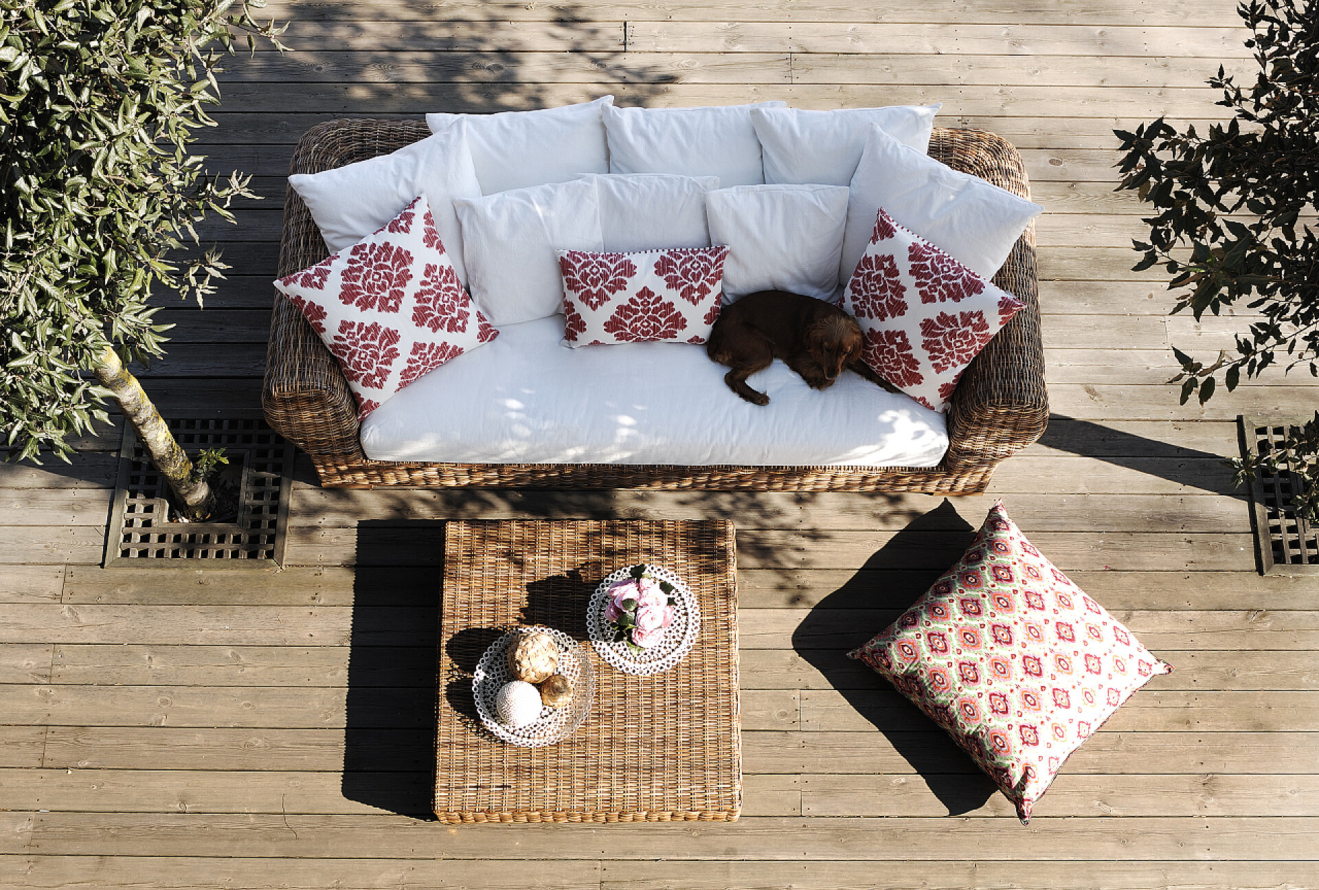 在地板上一个沙发和垫子还有茶几装饰家居花园风格,家具和银花细节,静谧生活.