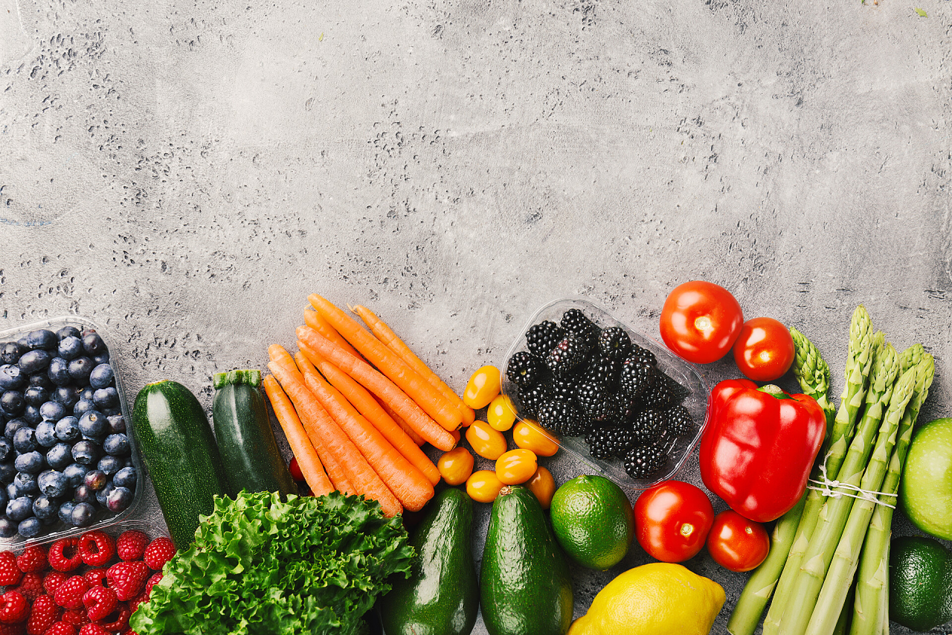在灰色混凝土粗糙背景下排列不同的美味蔬菜在粗糙的背景下不同的美味蔬菜