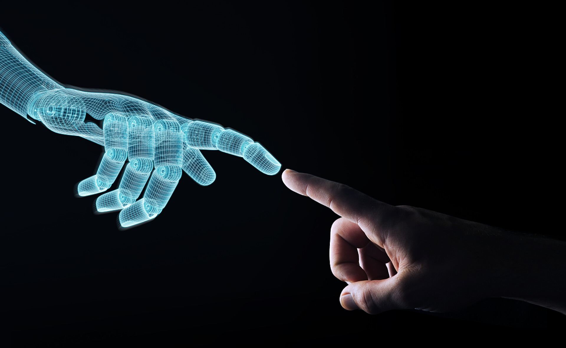 在黑色背景下一个蓝色的虚构手和正常的人手相碰线框机器人手与人的手在黑暗的3d 上接触 