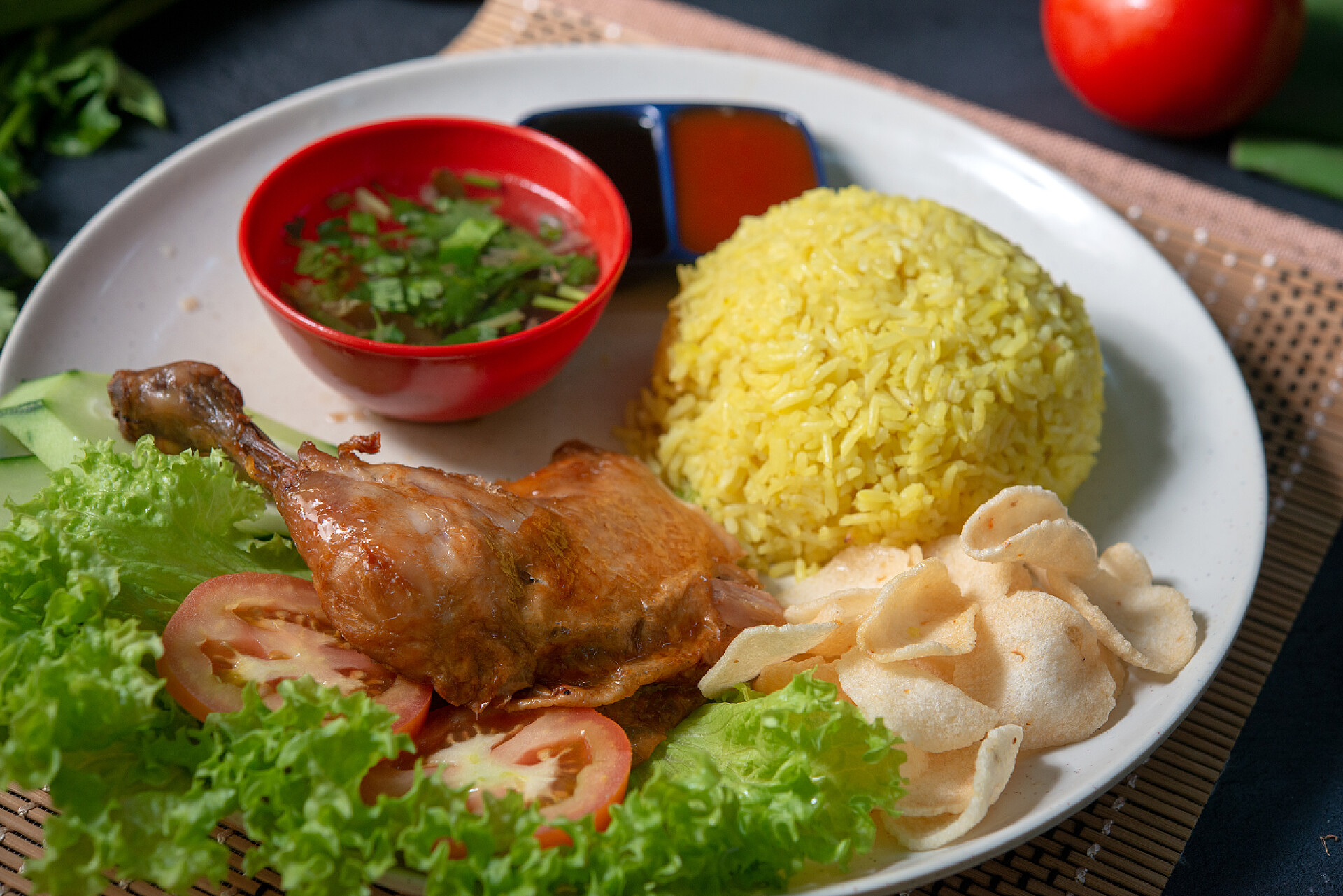 鸡腿和米饭还有些许青菜鸡饭与鸡腿
